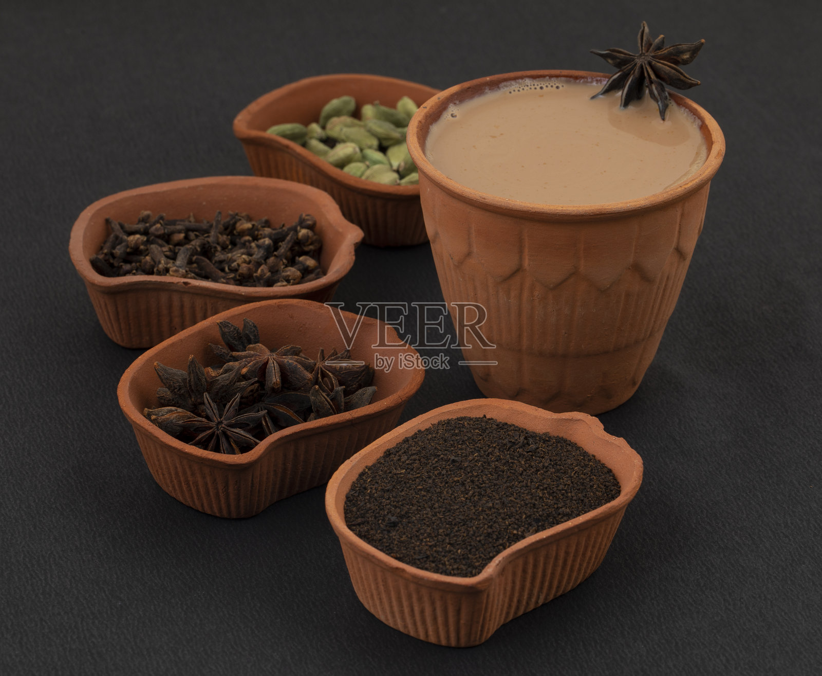 印度流行的饮料马萨拉茶或马萨拉黑色背景照片摄影图片