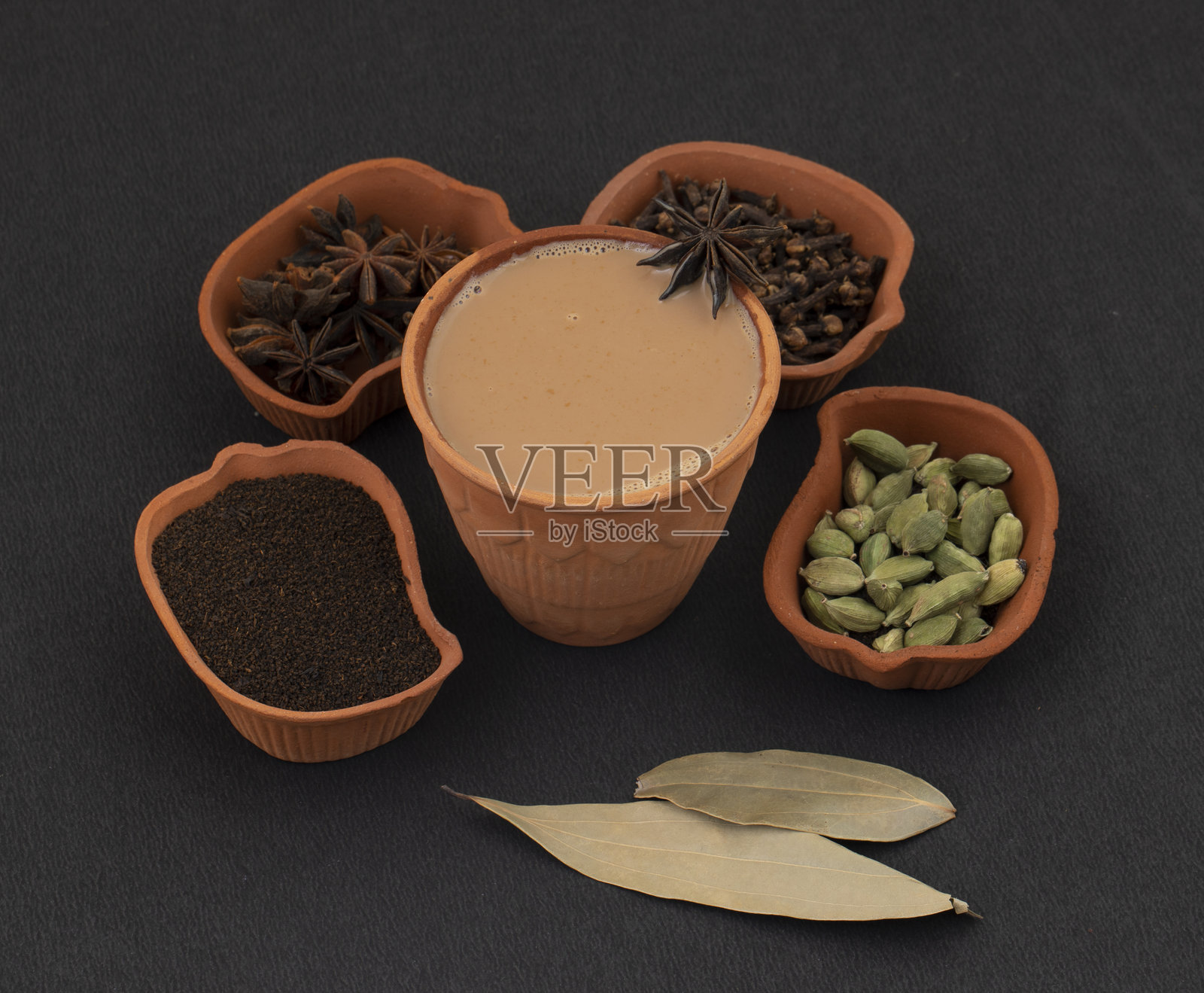 印度流行的饮料马萨拉茶或马萨拉黑色背景照片摄影图片