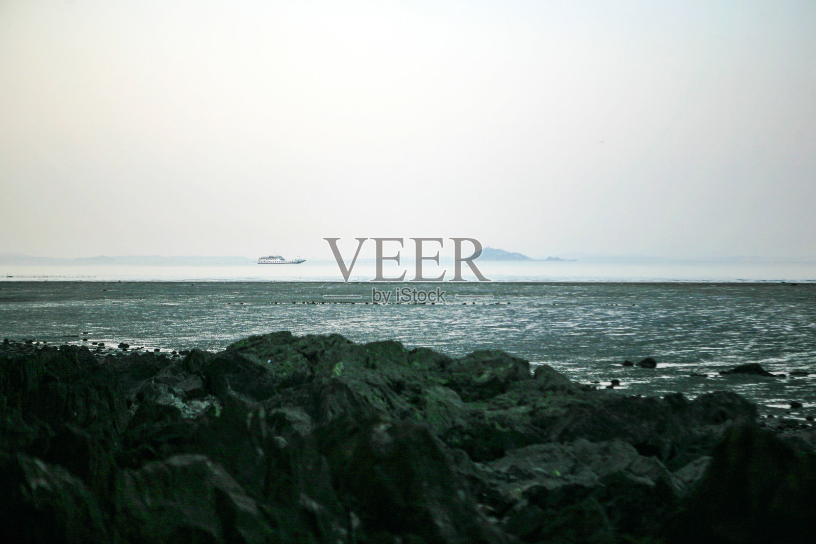 傍晚海边的湿地景观照片摄影图片