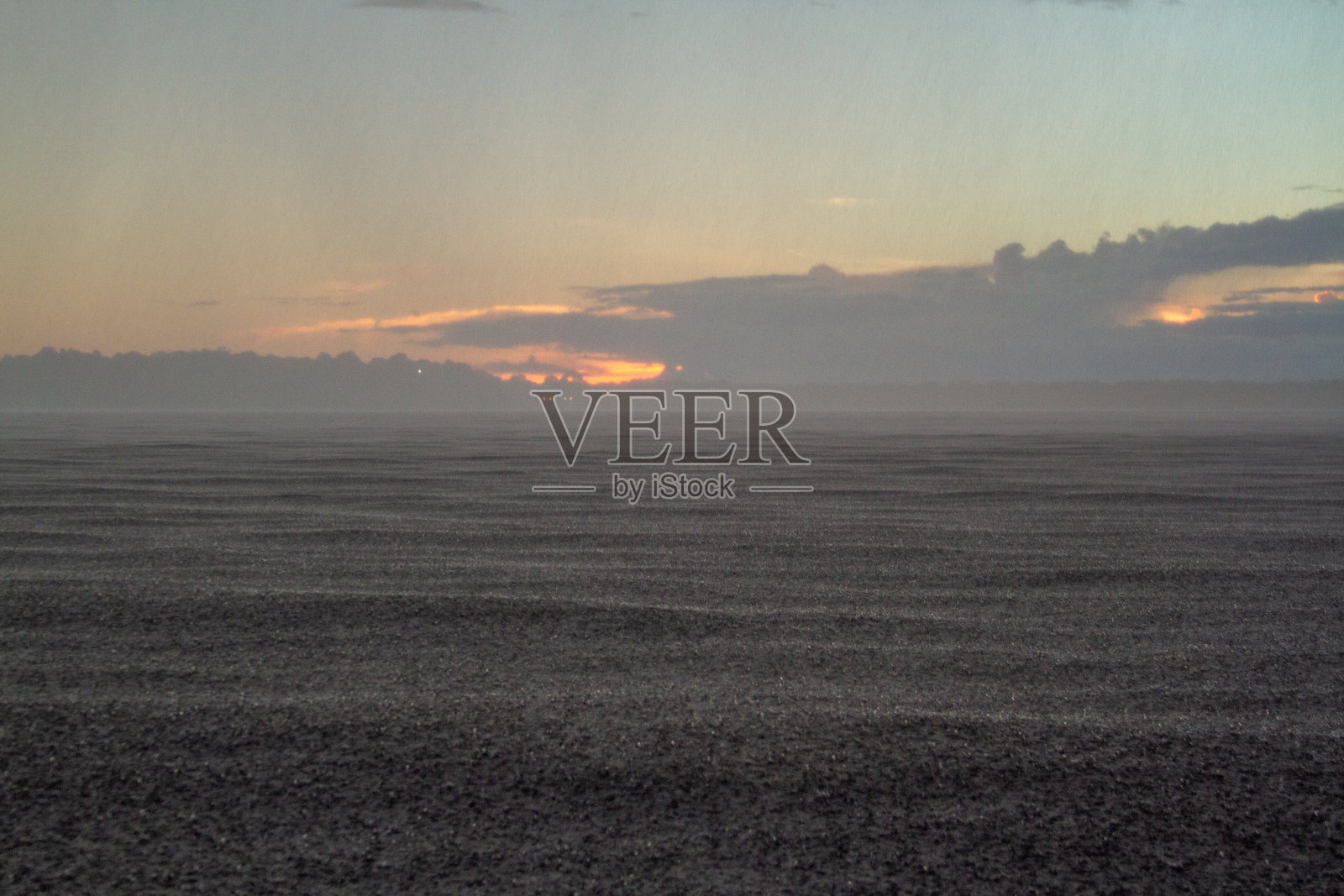 巴西亚马逊雨林中阿纳维尔哈纳斯河群岛内的内格罗河上的风暴。一个美丽的下午在森林里。照片摄影图片