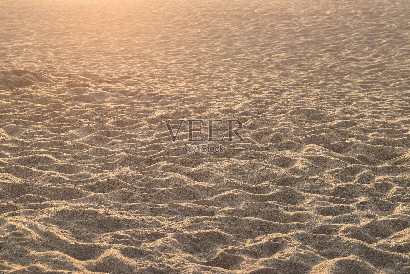 傍晚光线下沙滩上的浮雕和纹理照片摄影图片