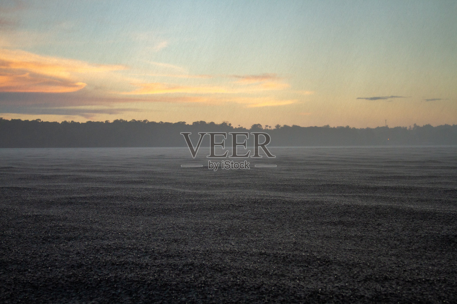 巴西亚马逊雨林中阿纳维尔哈纳斯河群岛内的内格罗河上的风暴。一个美丽的下午在森林里。照片摄影图片