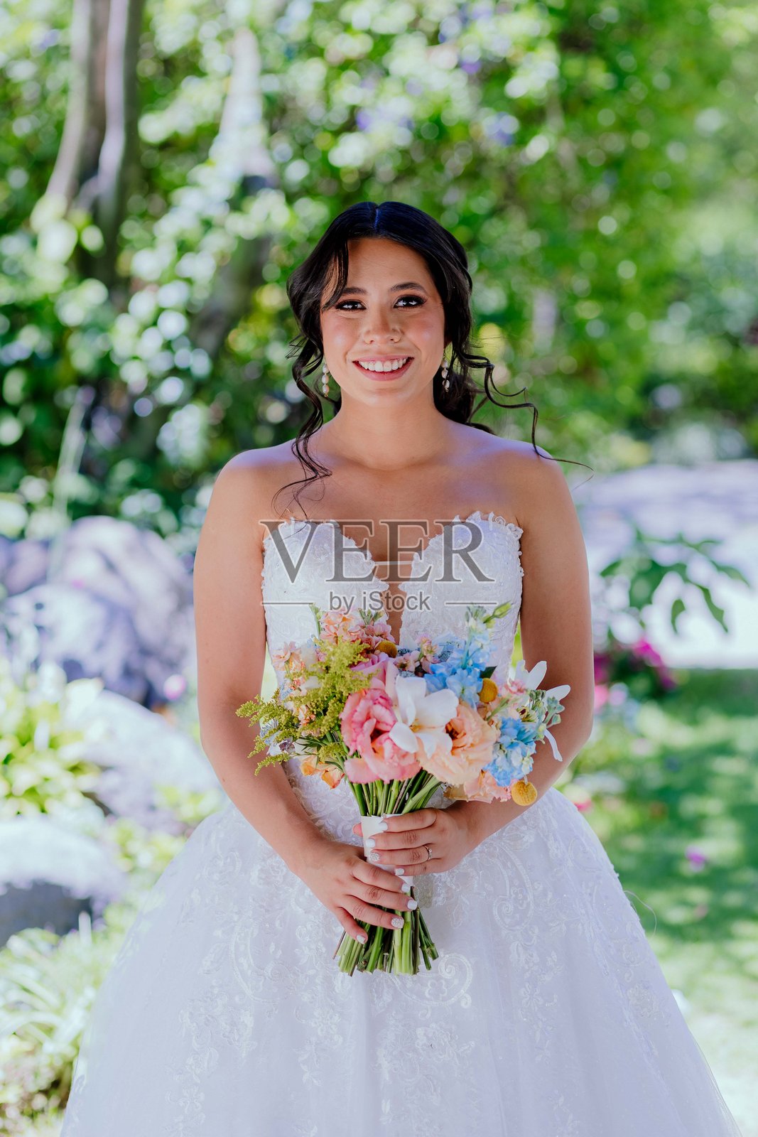 微笑的新娘肖像与花束照片摄影图片