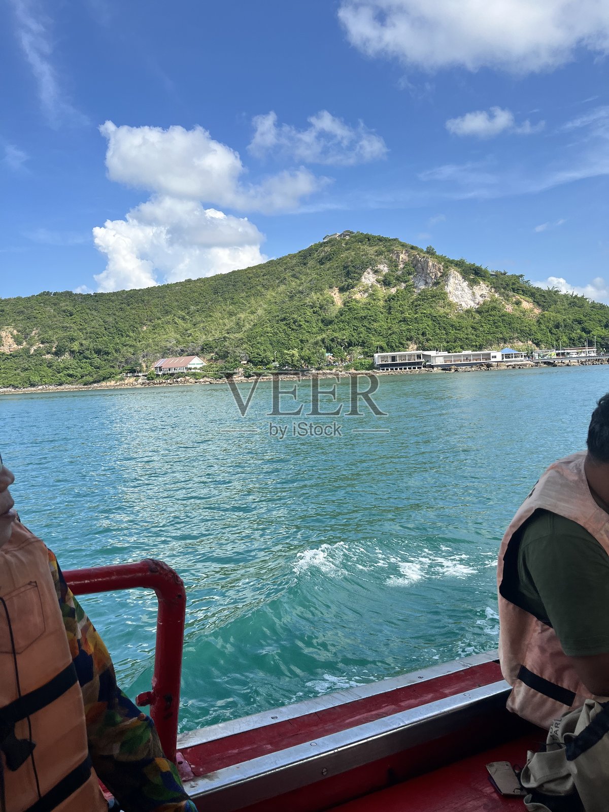 从海面望向岛屿和天空，景色显得宁静舒适，令人赏心悦目。照片摄影图片