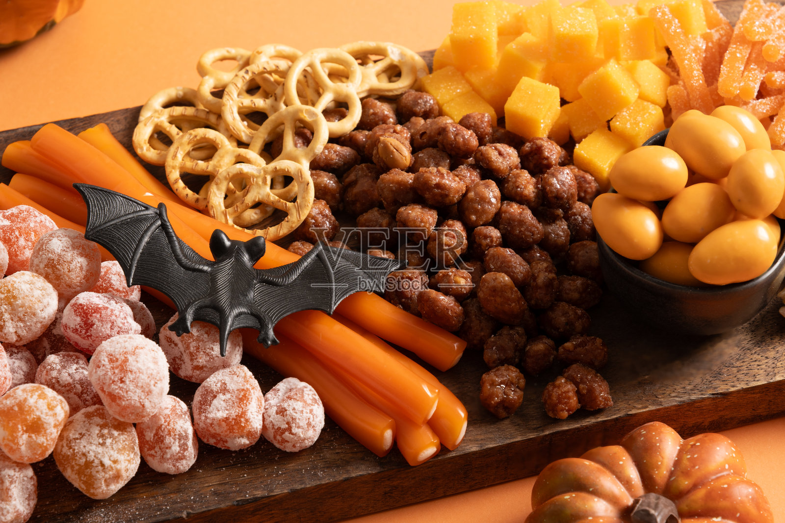 万圣节拼盘，包含南瓜、巧克力糖果、蜘蛛和饼干。照片摄影图片
