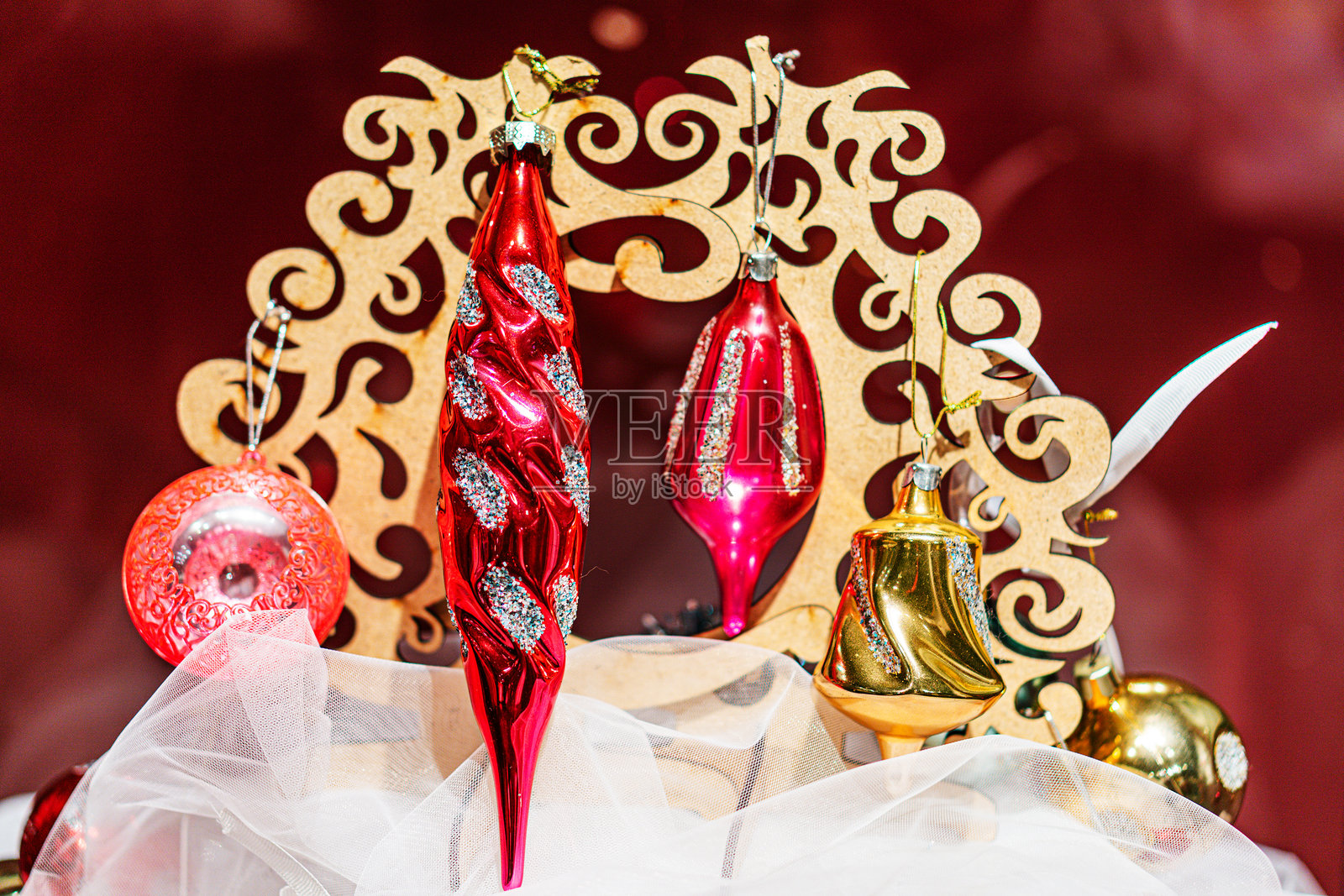 复古圣诞装饰，深色背景，温馨环境，华丽面具，化妆舞会配饰，红色灯笼，球形装饰品，金色装饰品，铃铛，雪花般的尘埃，精心布置，节日气氛照片摄影图片