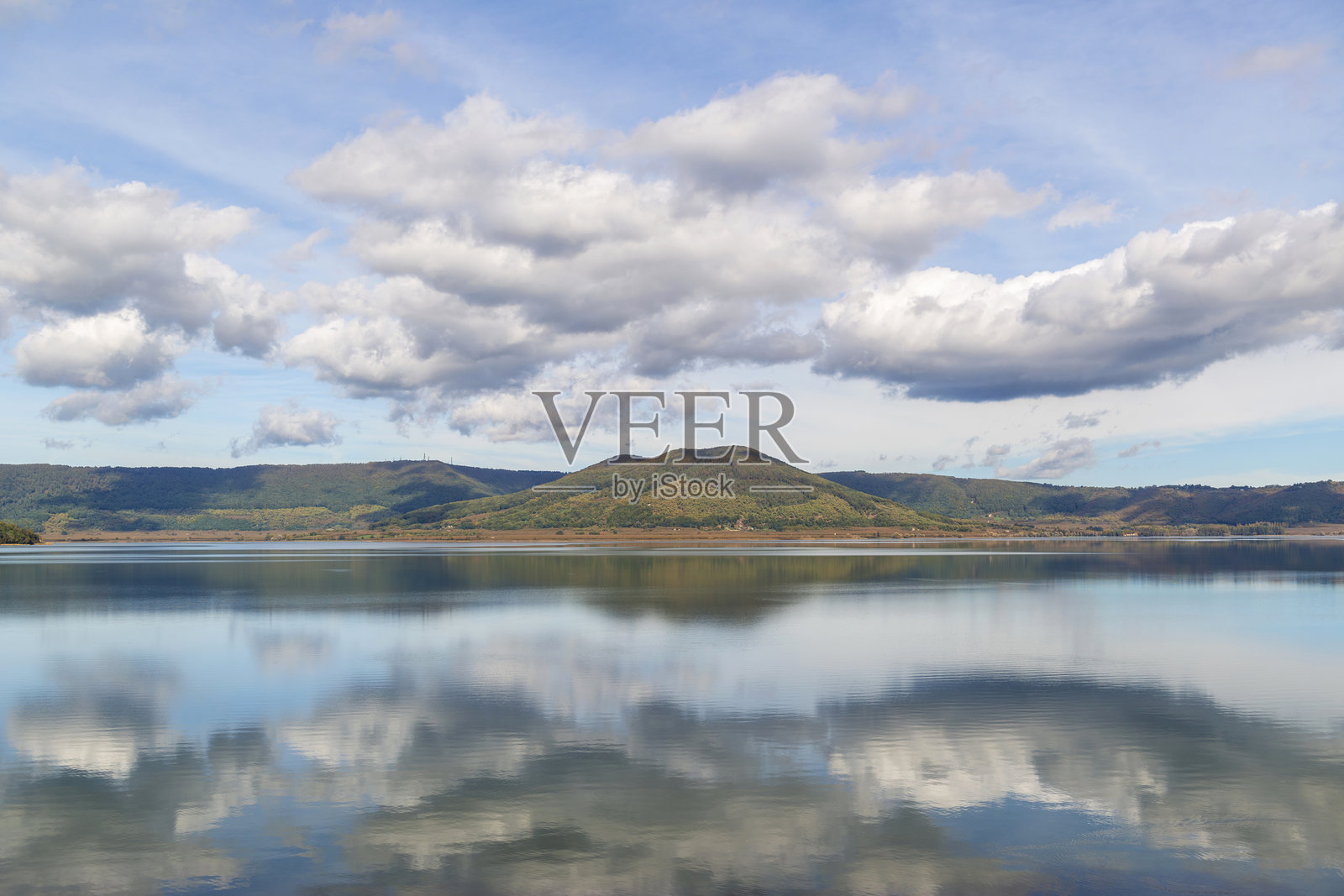 意大利的维科湖照片摄影图片