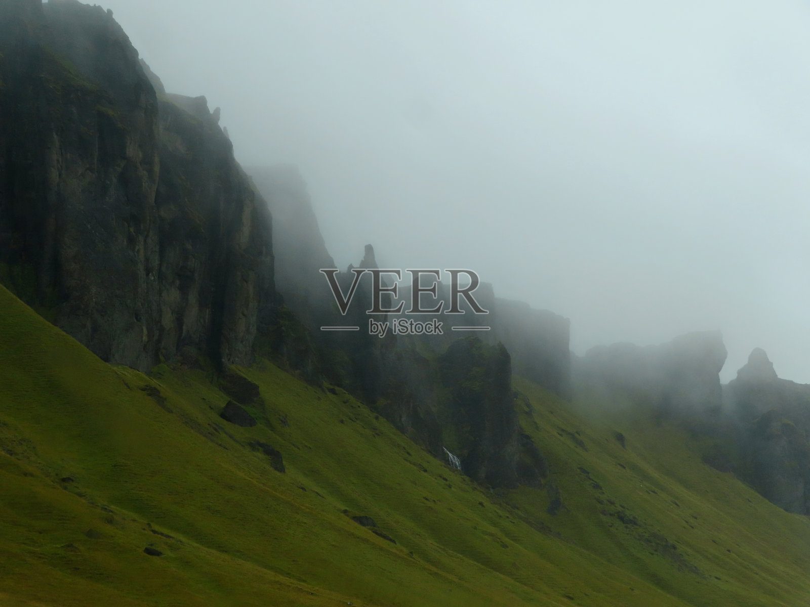 冰岛戏剧性的雾霭岩石 formations照片摄影图片