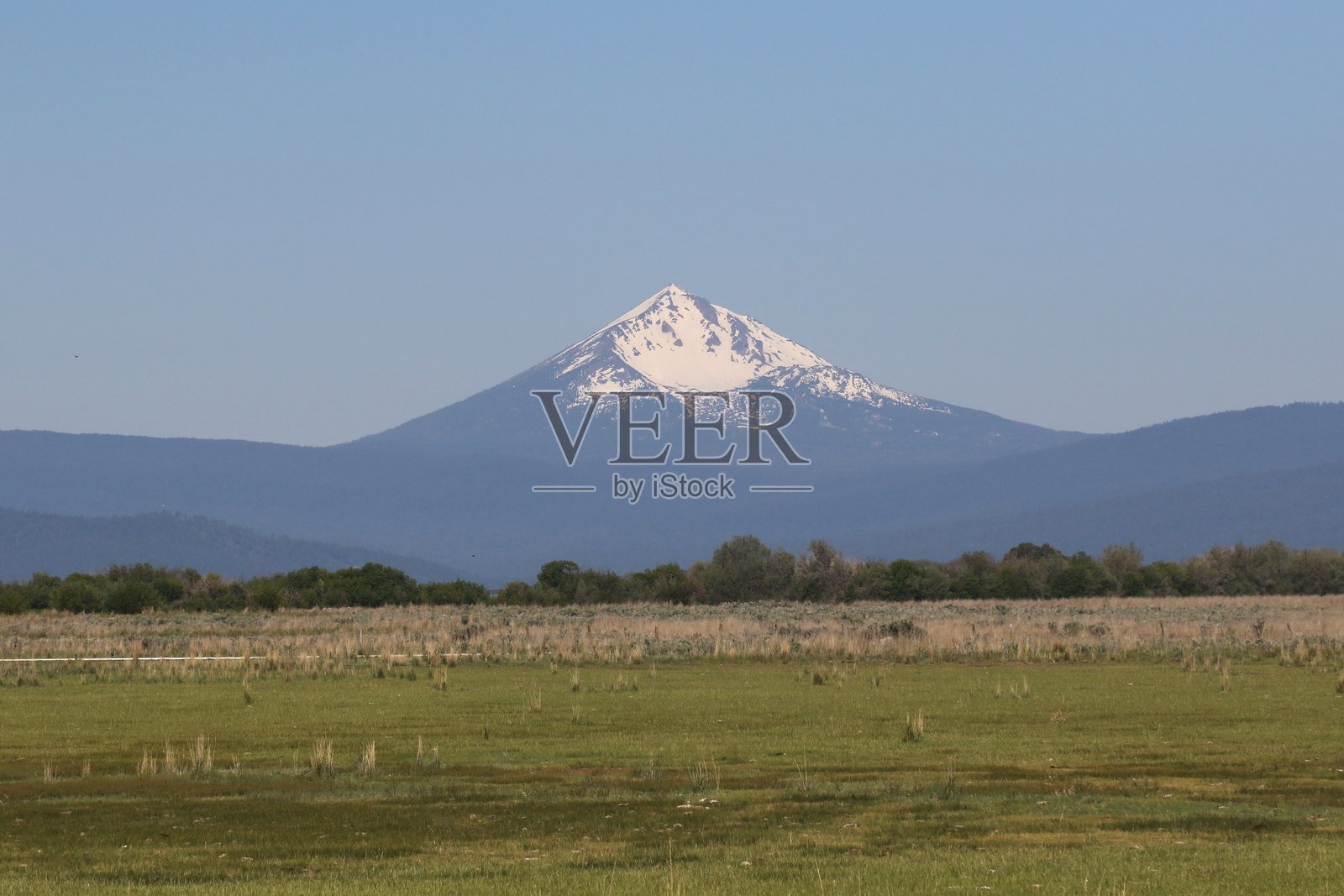 麦克劳林山从俄勒冈州南部的山谷中升起照片摄影图片