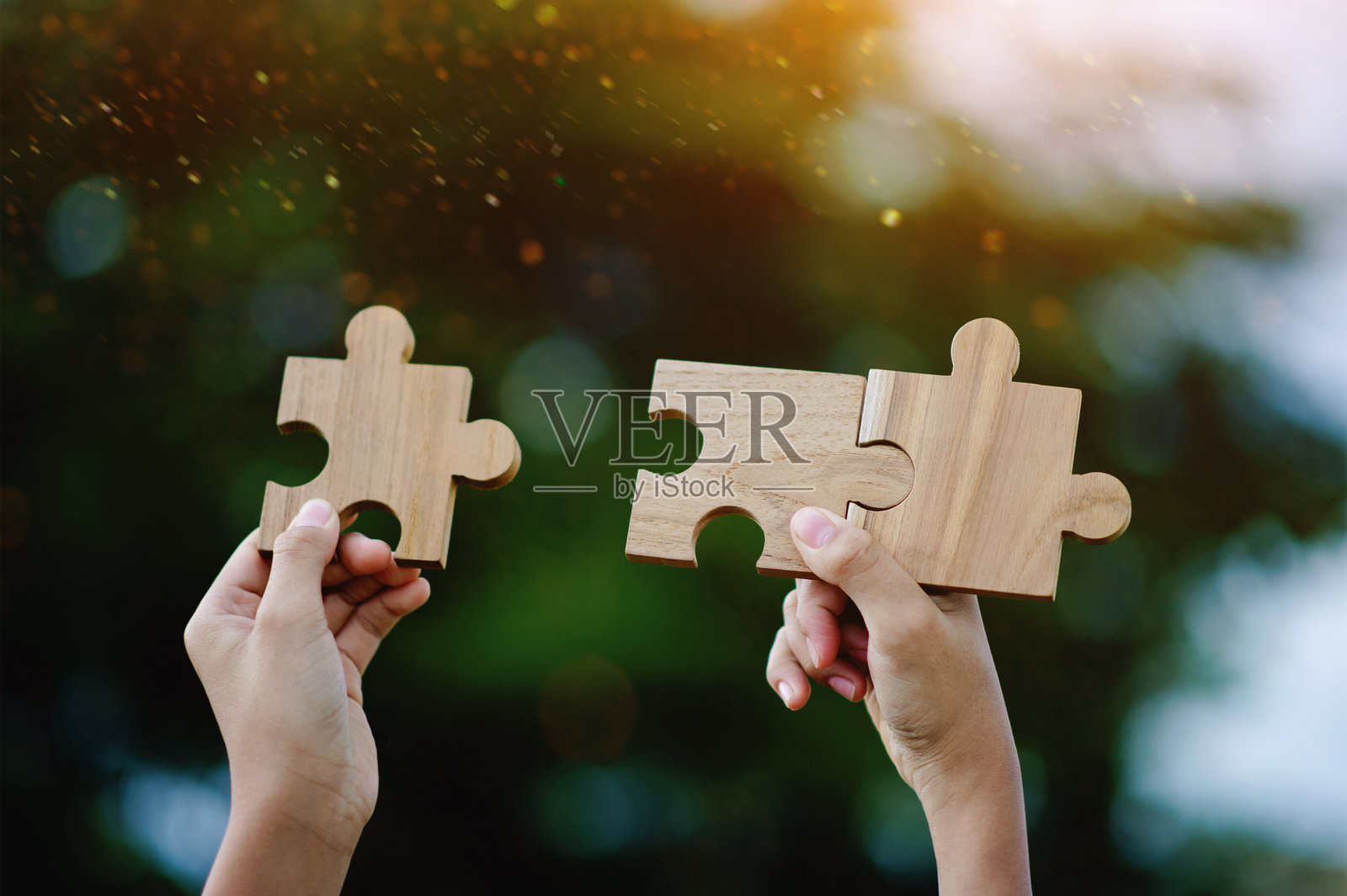 拼图游戏结合了合作和良好团队合作的力量，互相帮助并团结在一起。照片摄影图片