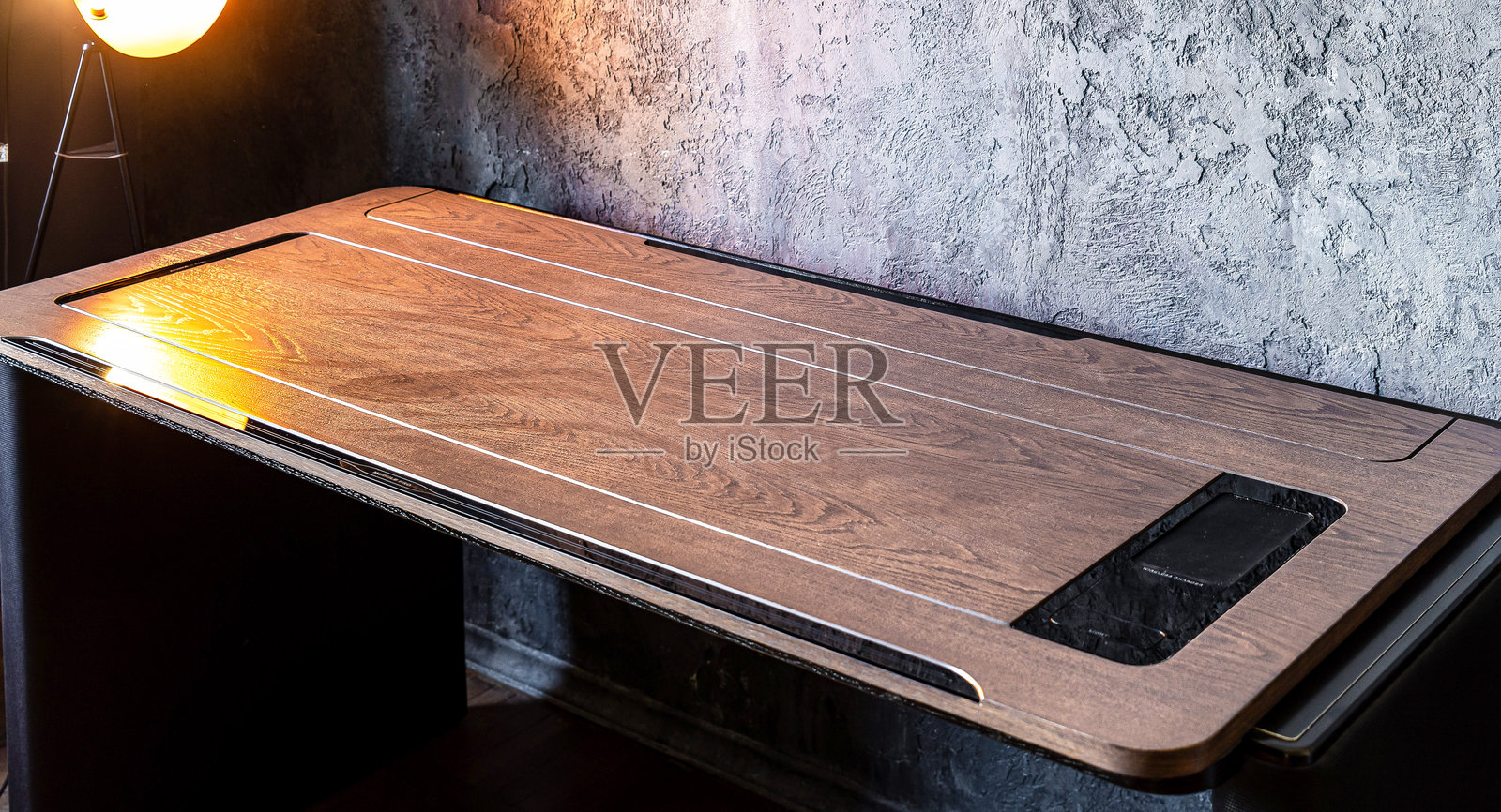 带有大木桌的董事办公室。室内设计照片摄影图片