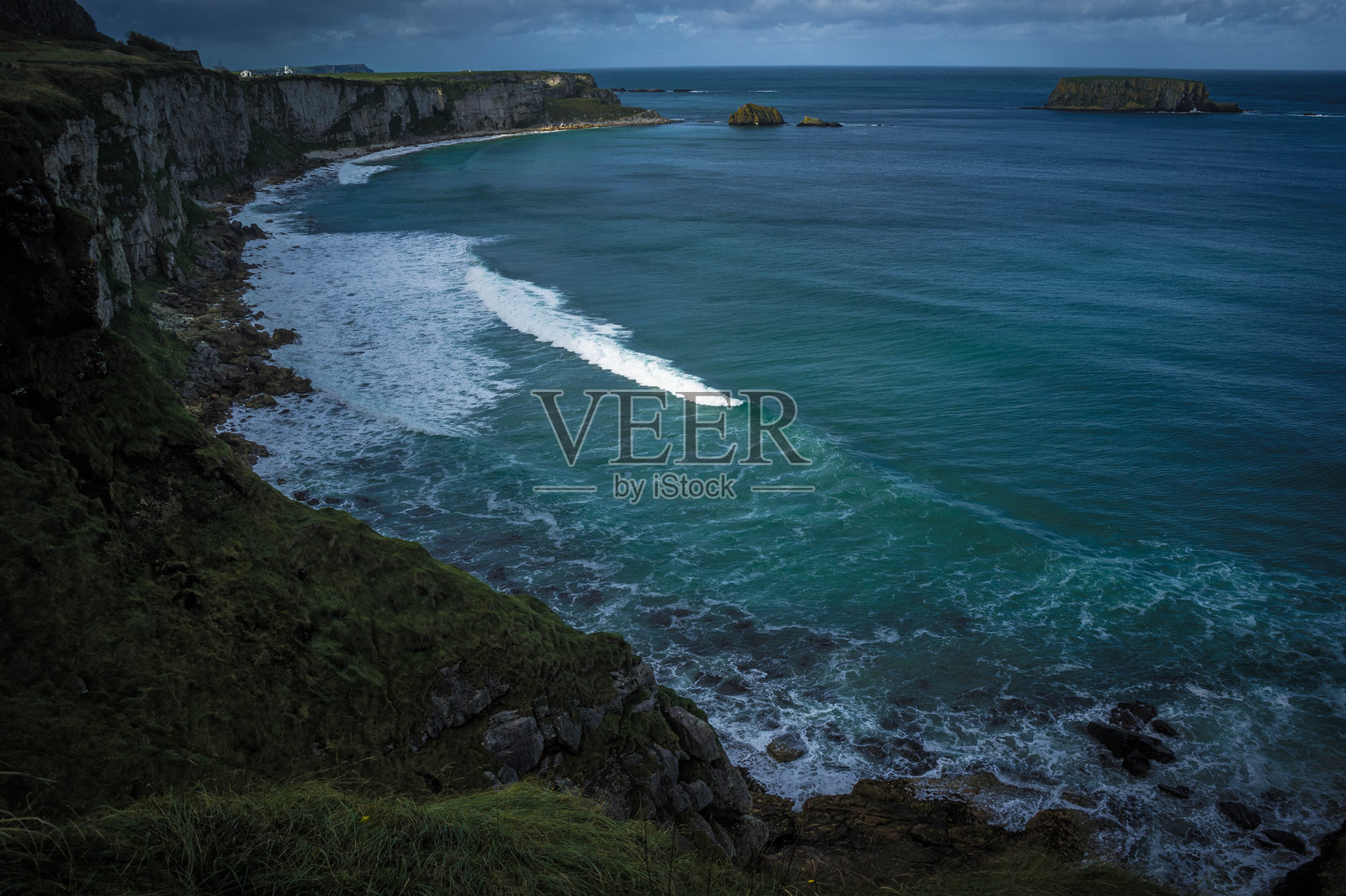 卡里克-阿-瑞德吊桥附近的海岸线照片摄影图片