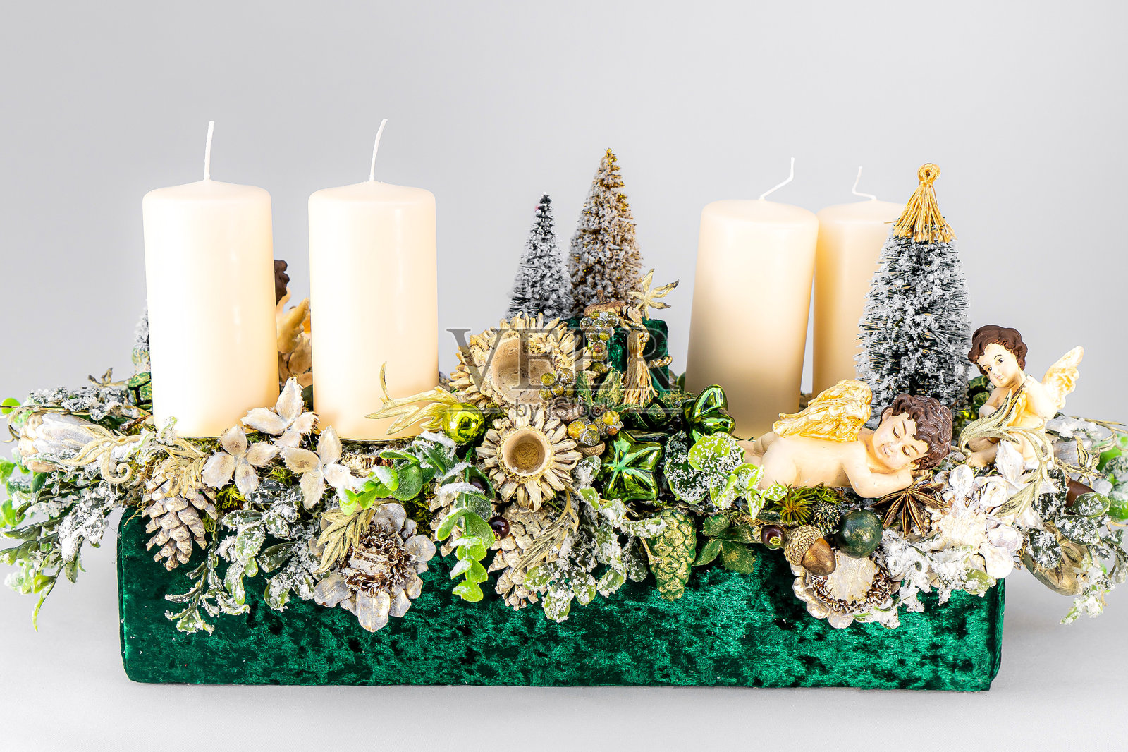 圣诞节桌面布置。美丽的装饰。圣诞树、蜡烛、星星、灯光和优雅的配件。圣诞快乐，节日快乐，模板。照片摄影图片