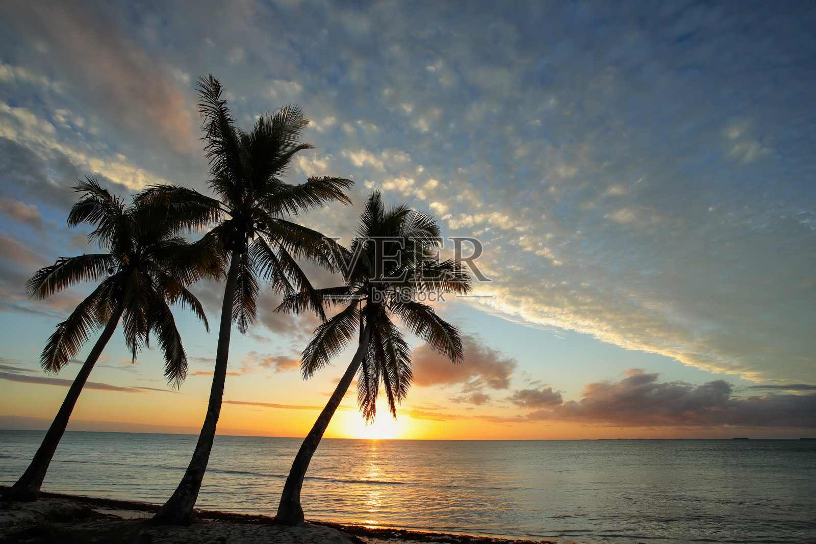 新喀里多尼亚忠诚群岛乌韦阿岛上的乌韦阿泻湖日落照片摄影图片
