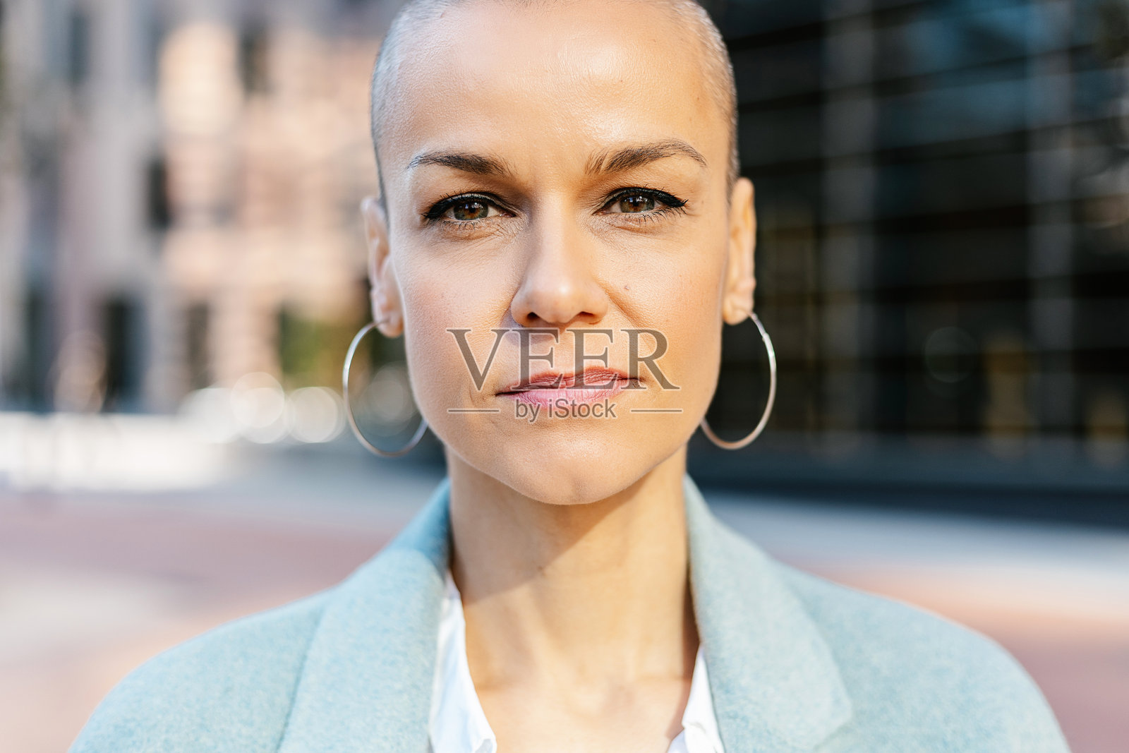 充满自信的中年女商人正看着镜头照片摄影图片