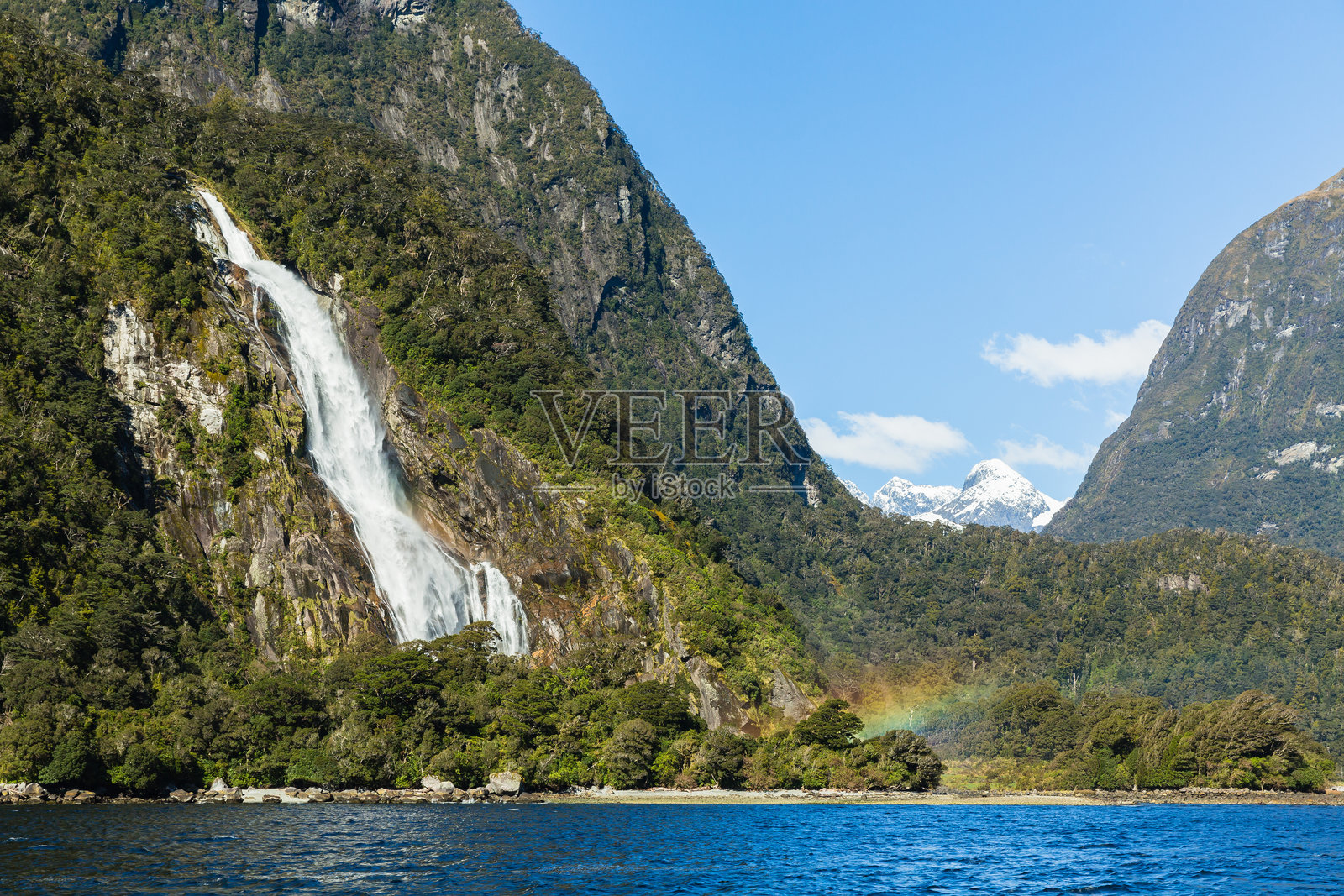 米尔福德峡湾，菲ordland国家公园的博文瀑布照片摄影图片