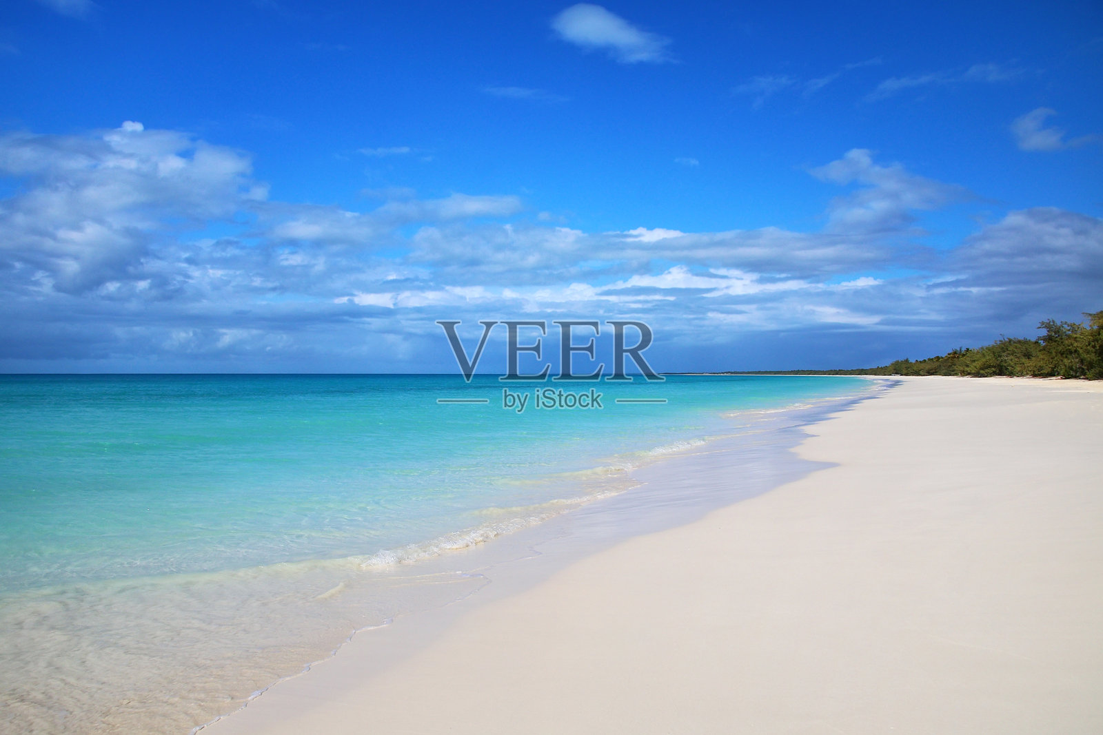 新喀里多尼亚忠诚群岛的乌韦阿岛、穆利岛的乌韦阿泻湖沿岸的法亚乌海滩照片摄影图片