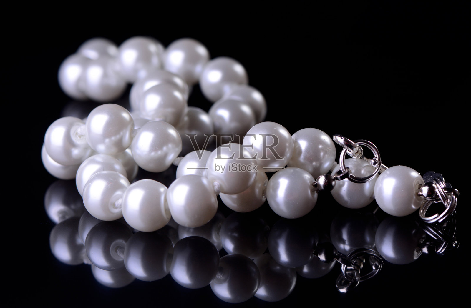黑色背景上的珍珠照片摄影图片