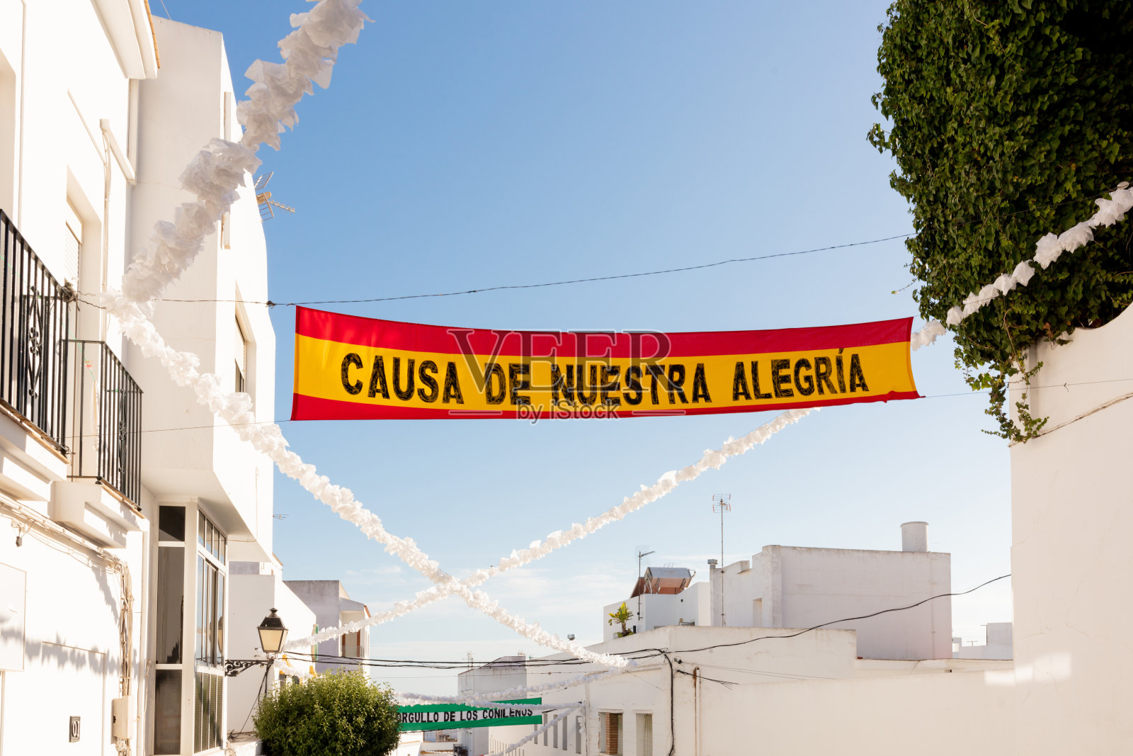 西班牙安达卢西亚省卡迪斯的科尼尔德拉弗龙特拉。2025年9月6日。装饰着节日装饰的白washed建筑。照片摄影图片