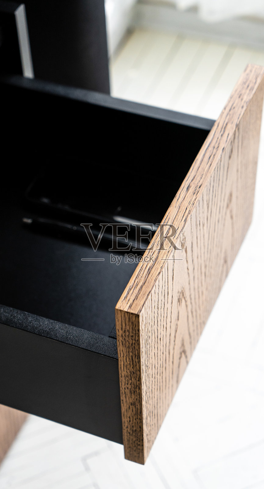 打开的抽屉柜，办公场所的木质桌子照片摄影图片