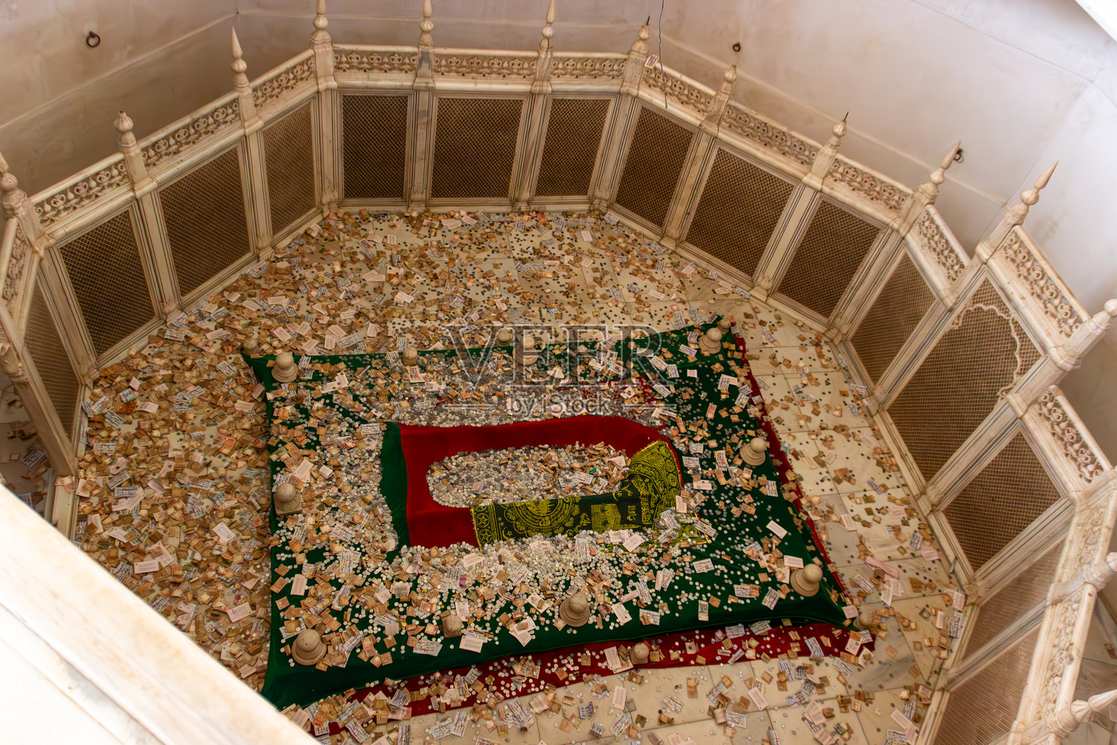 覆盖着供品和货币纸币的坟墓照片摄影图片