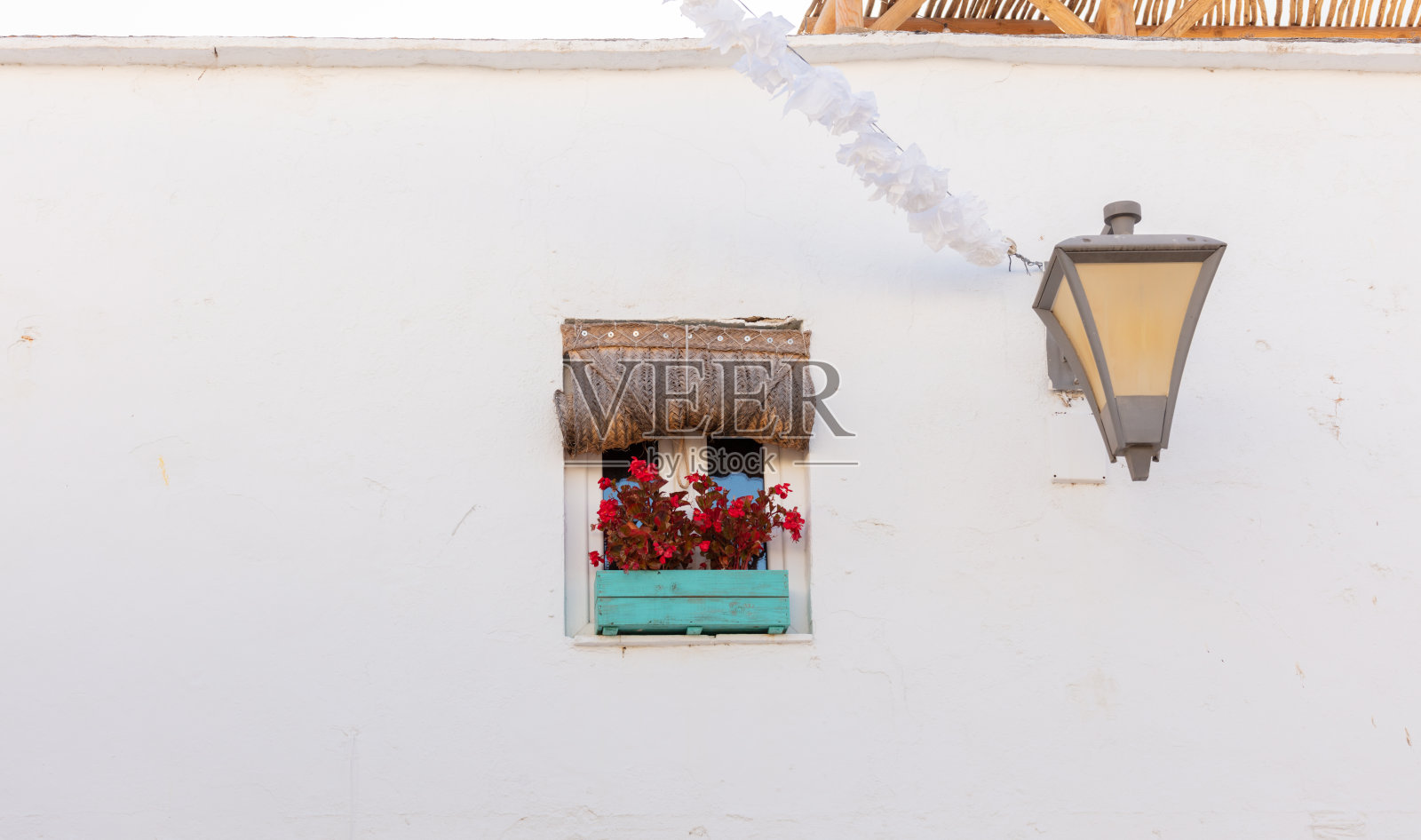 西班牙安达卢西亚省卡迪斯的科尼尔德拉弗龙特拉。2025年9月6日。白色墙壁上的花卉窗户照片摄影图片