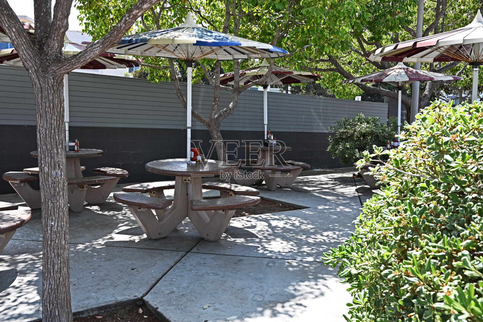 有桌子和伞的野餐区照片摄影图片