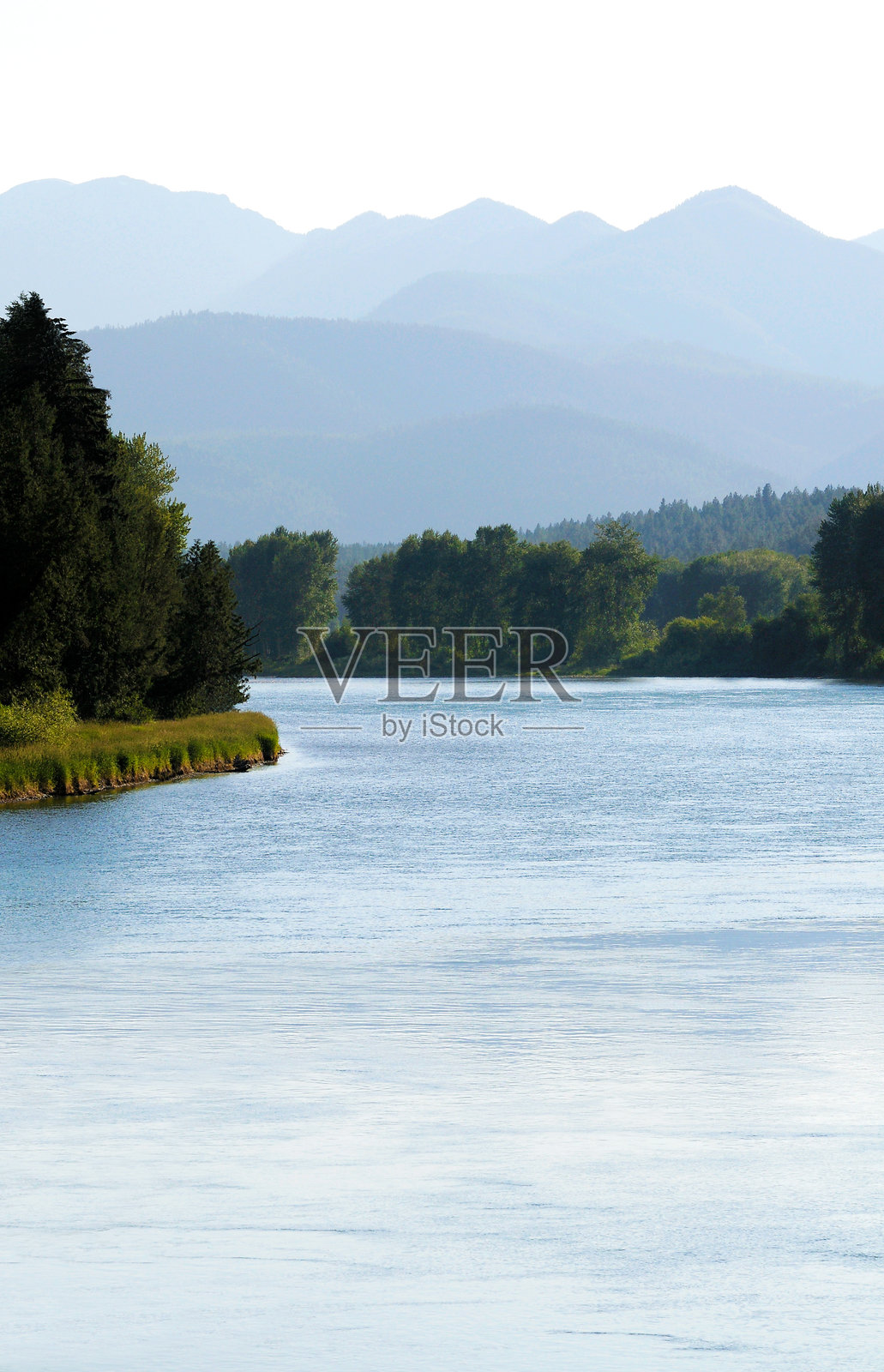 蒙大拿州的库特奈河和内阁山脉照片摄影图片