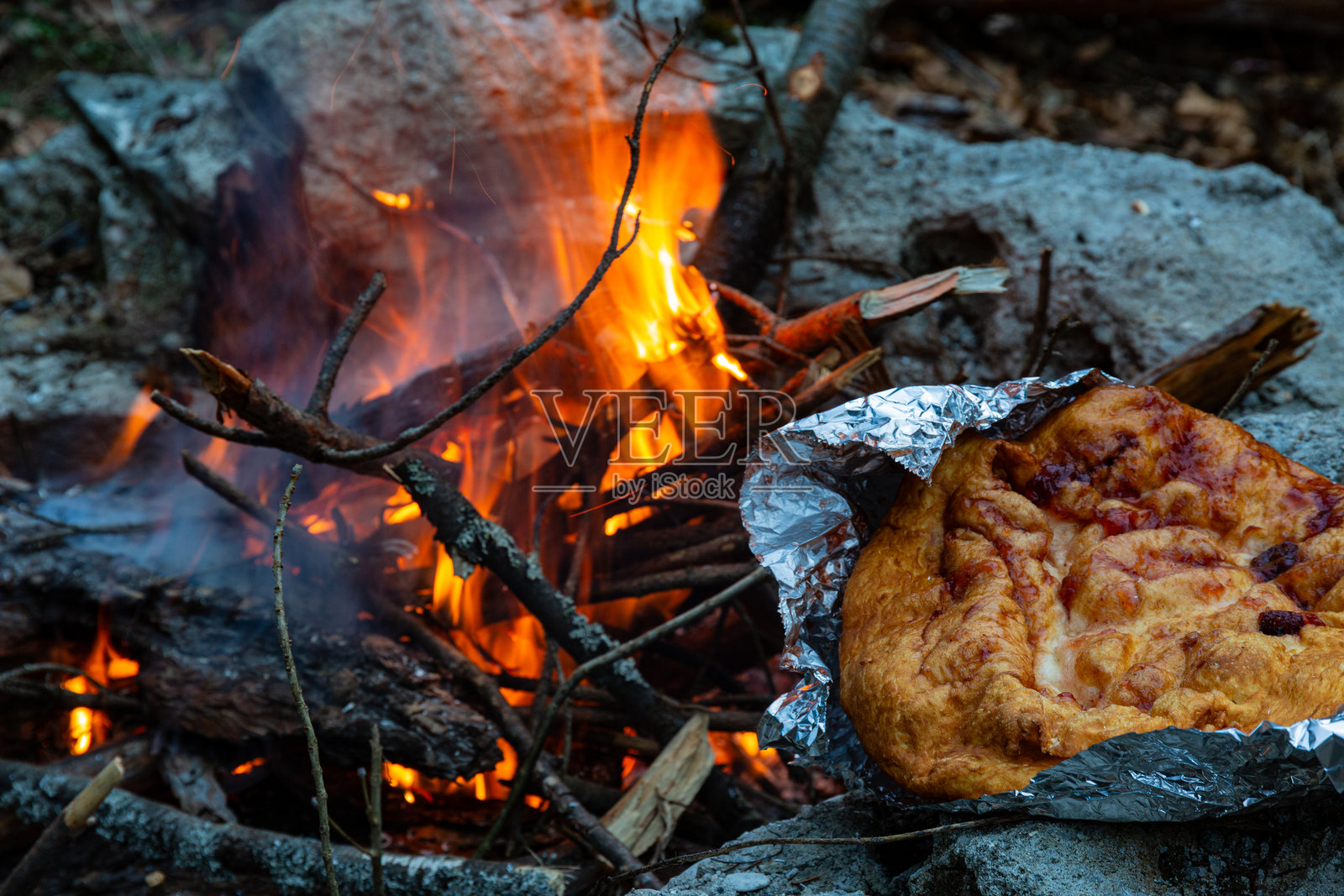 火焰从熊熊燃烧的火中冒出照片摄影图片