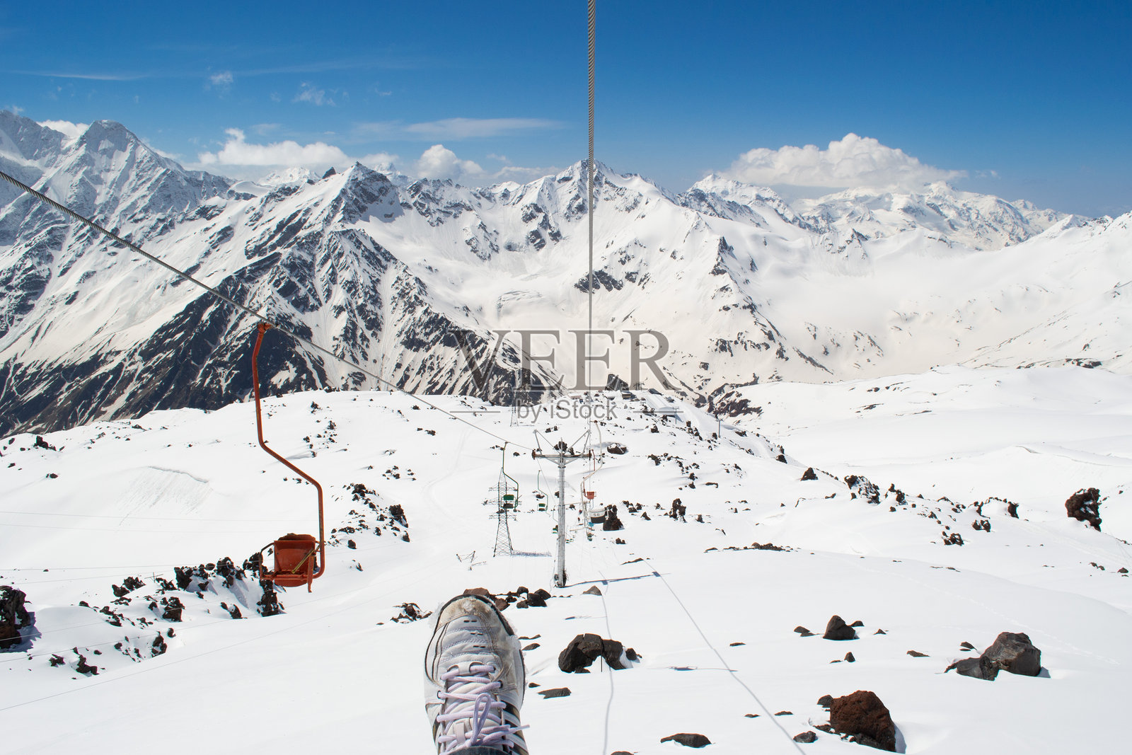 老式缆车和腿。俄罗斯北高加索。埃尔布鲁士山照片摄影图片