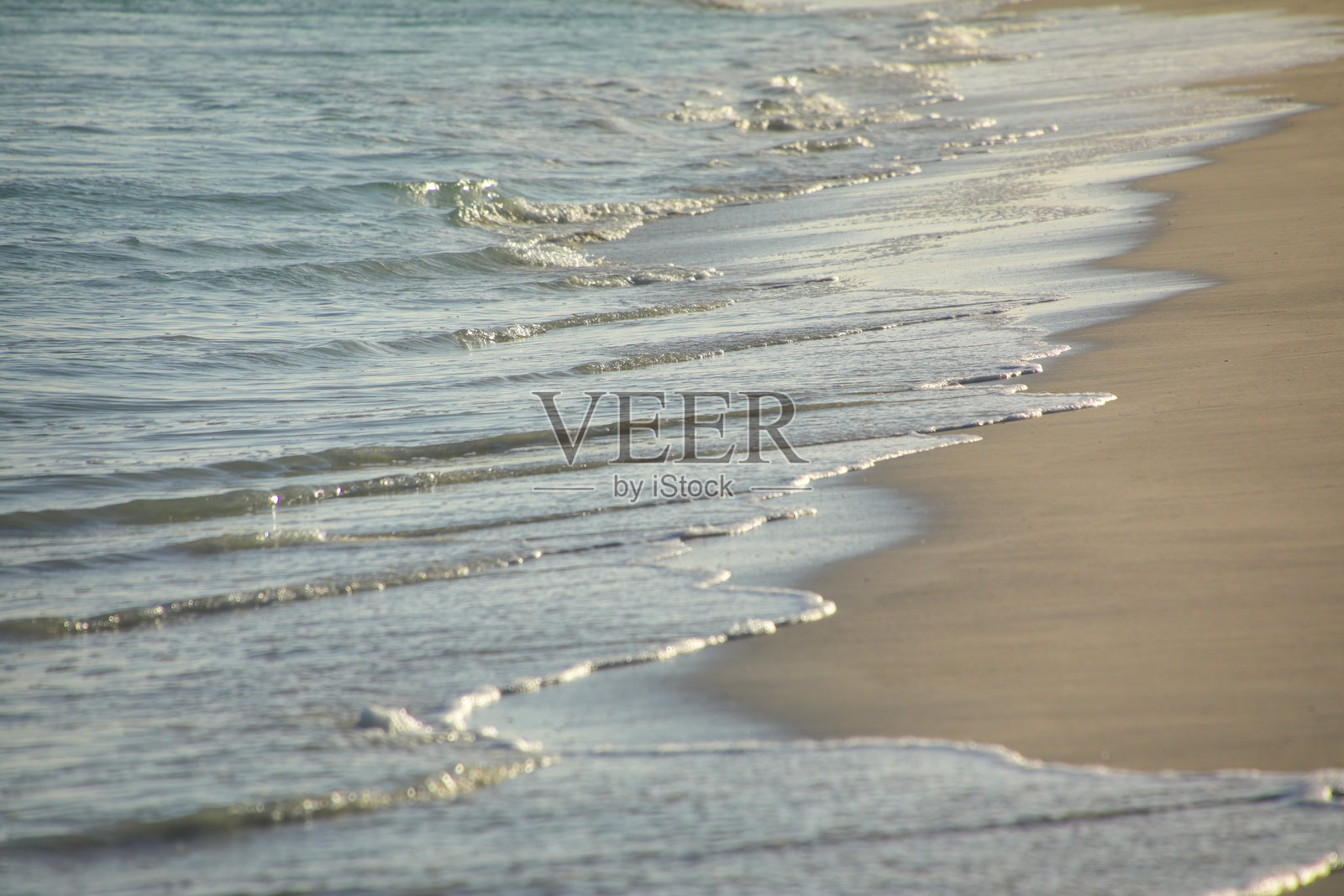 沙滩上海浪的特写照片摄影图片