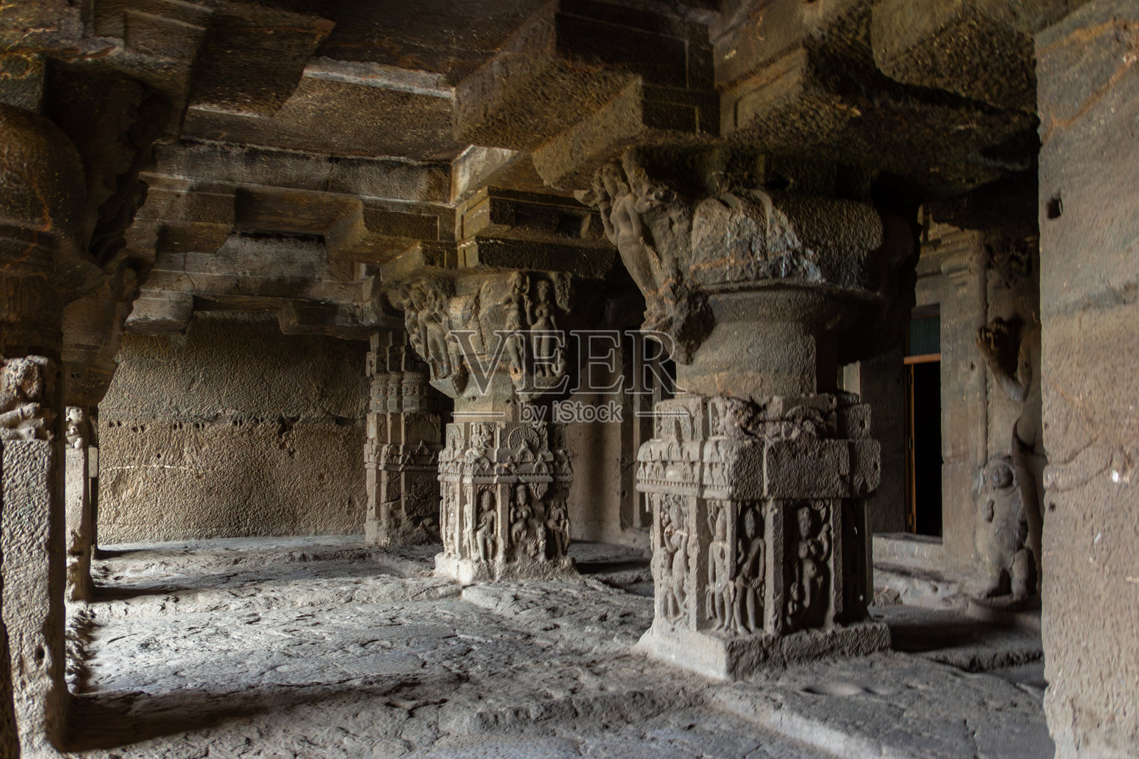 古老洞穴寺庙中的华丽柱子和雕塑照片摄影图片