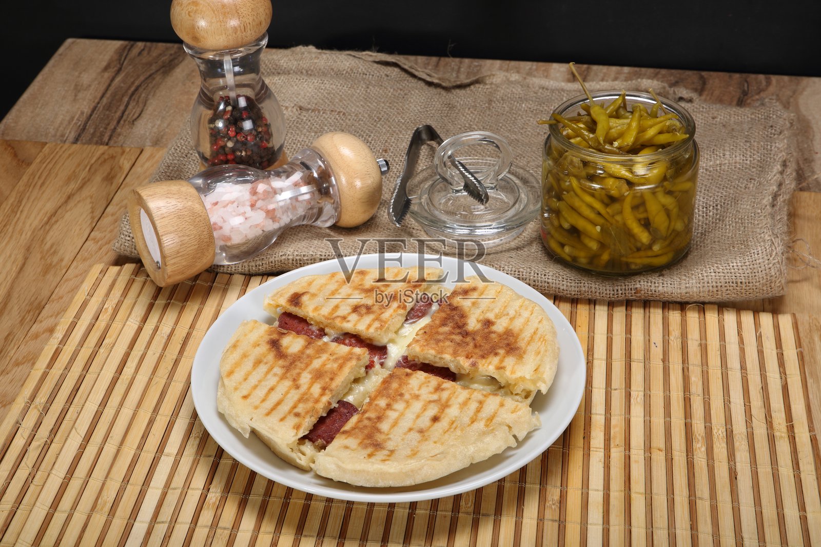 扁面包中的香肠和奶酪吐司照片摄影图片