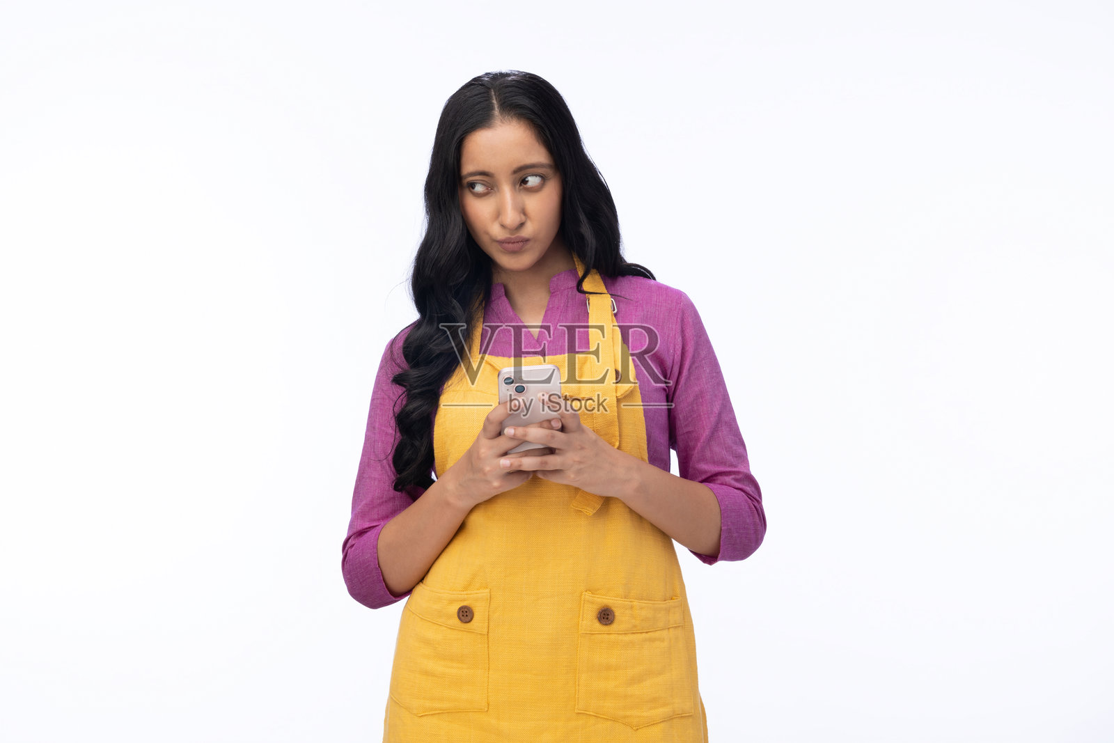 年轻女厨师在白色背景下使用手机的肖像照片照片摄影图片