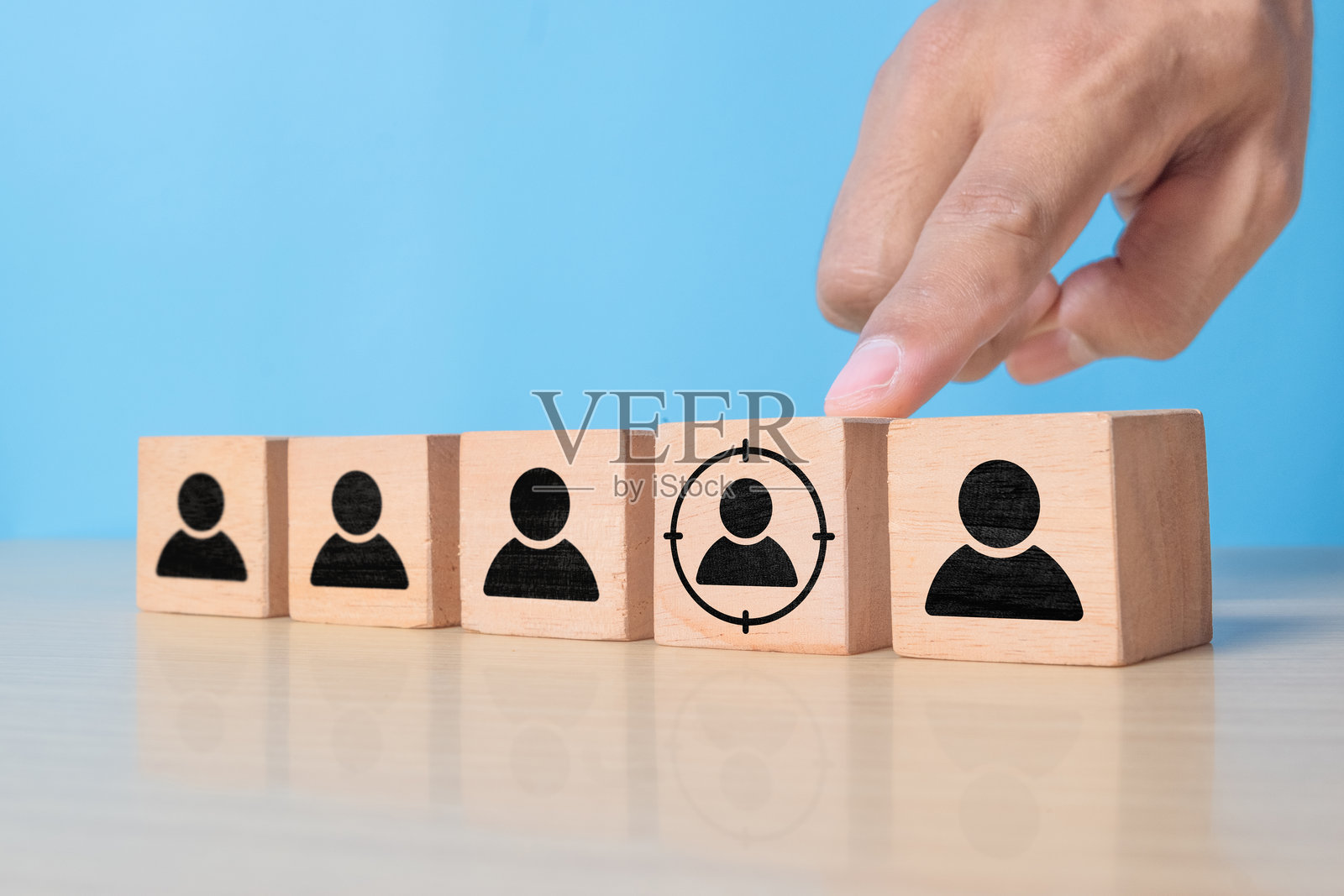 客户关系管理（CRM）、目标客户、买家画像、市场细分、招聘概念。聚焦于目标客户符号的木制立方体积木。照片摄影图片