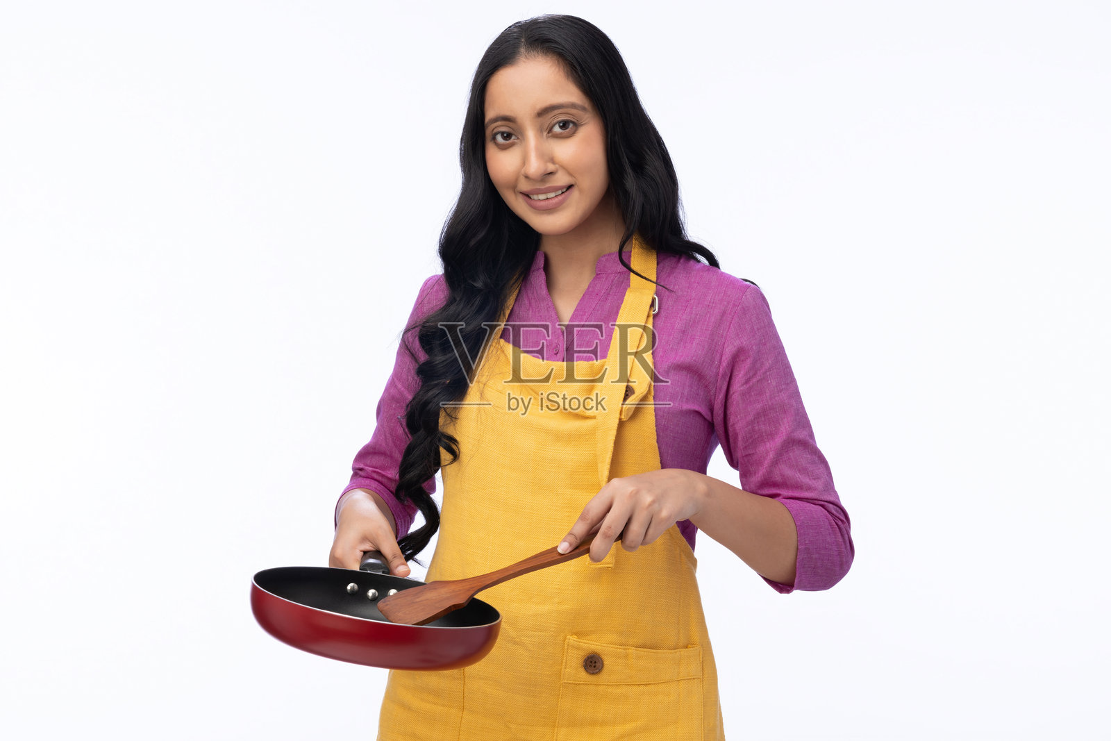 年轻印度女性厨师穿着围裙的肖像，背景为白色照片摄影图片