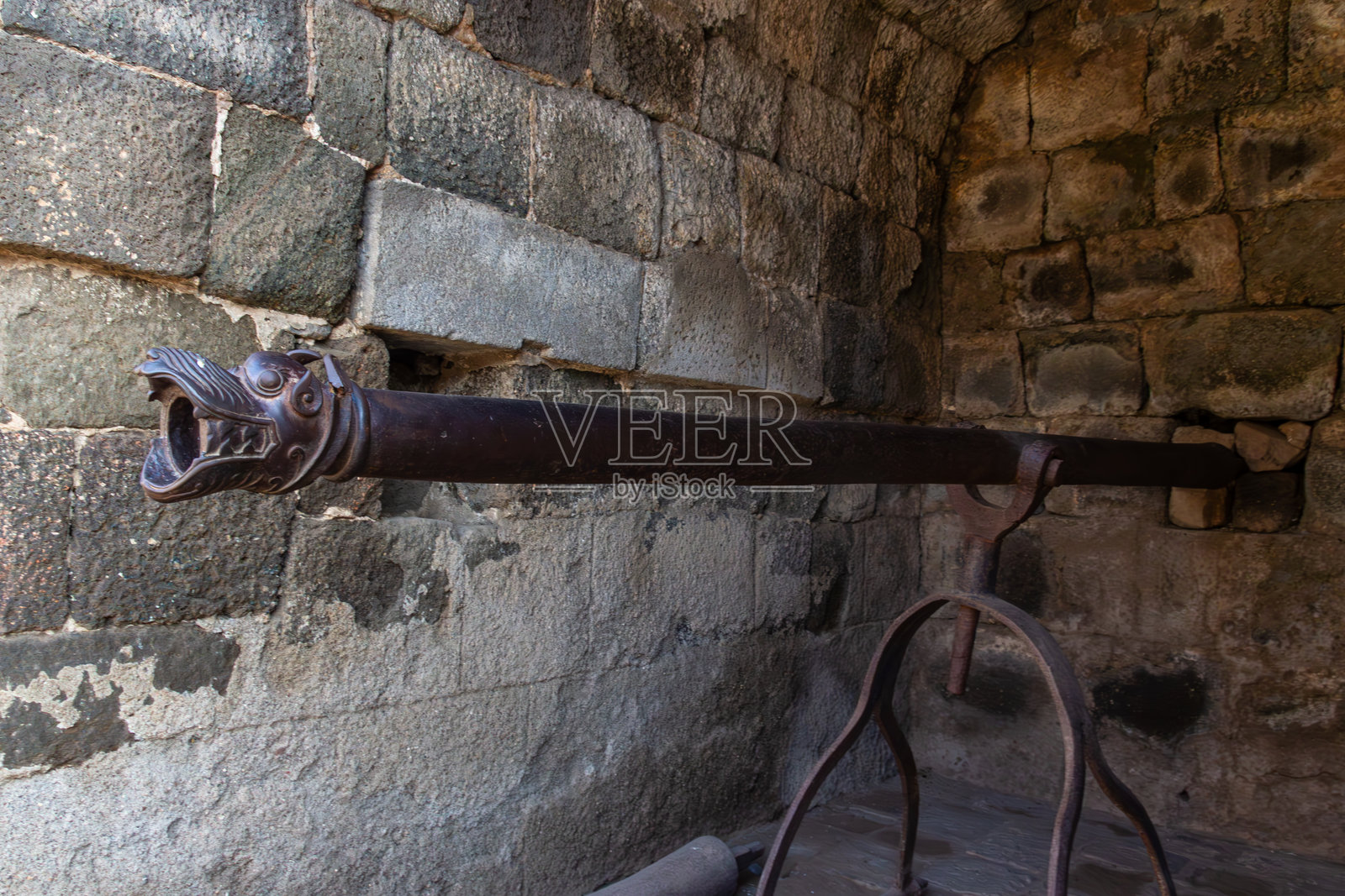 历史悠久的达乌拉特堡炮台在炮室内照片摄影图片