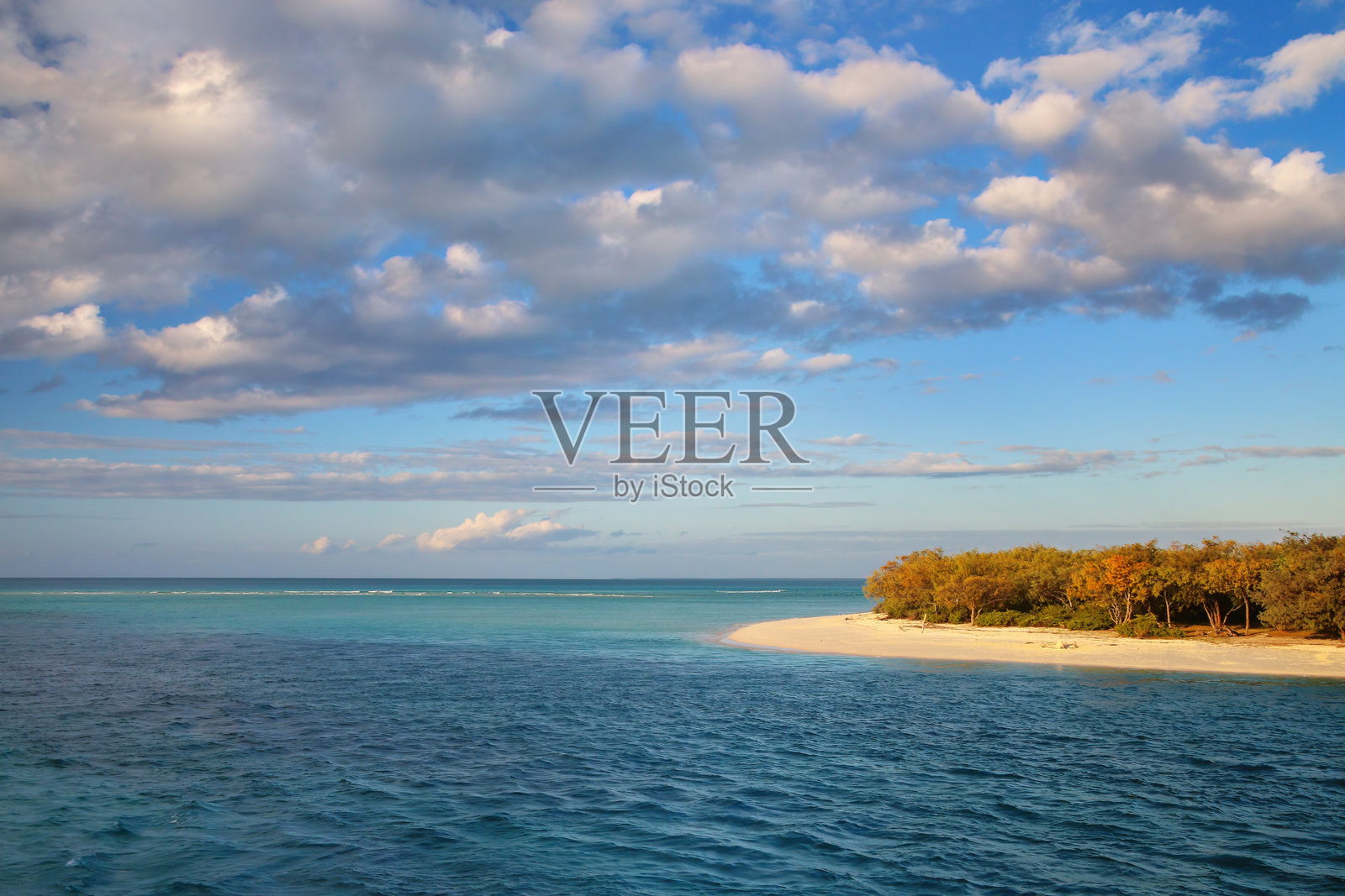 欧维亚和穆利岛之间的水道流入欧维亚泻湖，忠诚群岛，新喀里多尼亚照片摄影图片