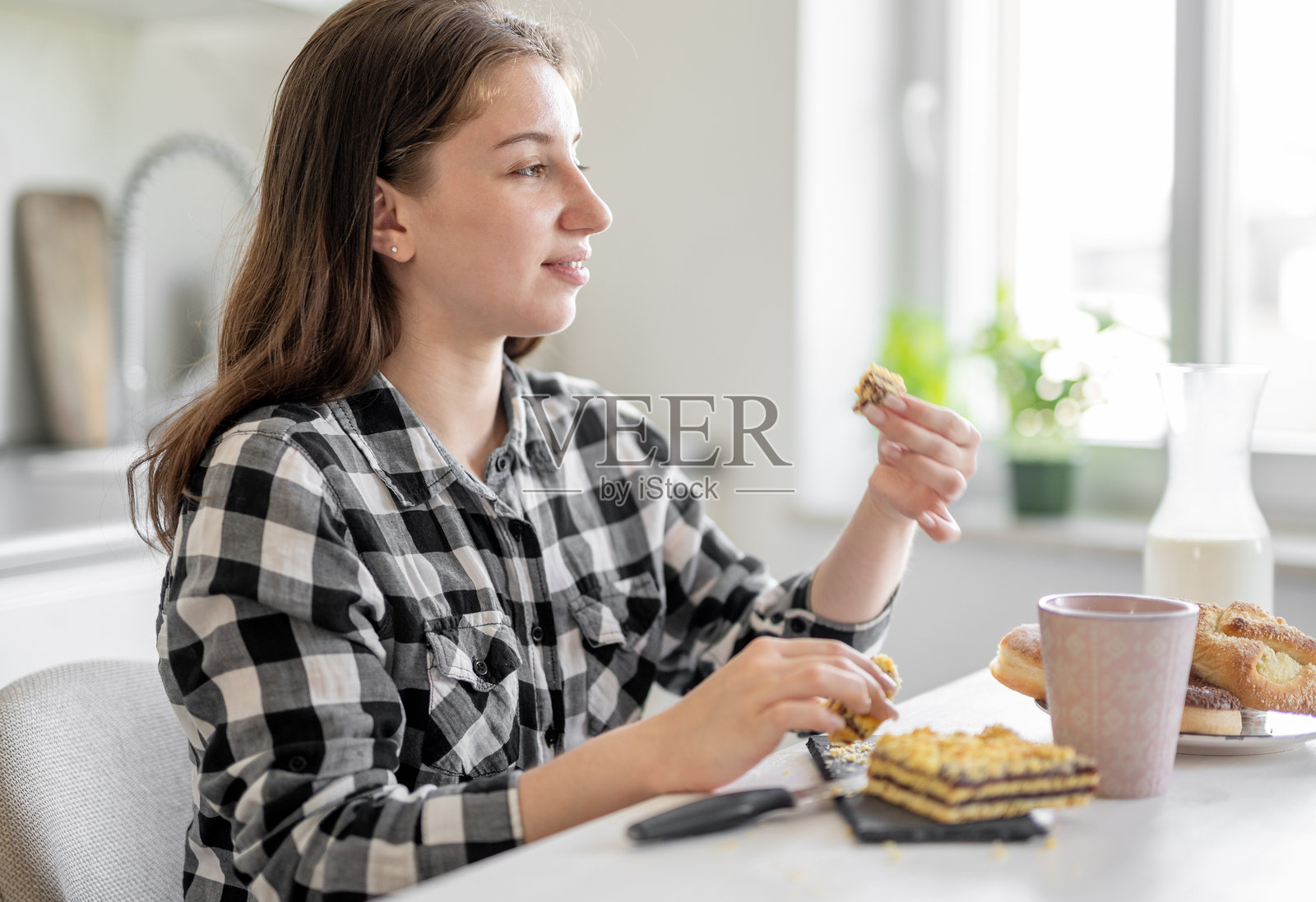 快乐的少女在吃派照片摄影图片