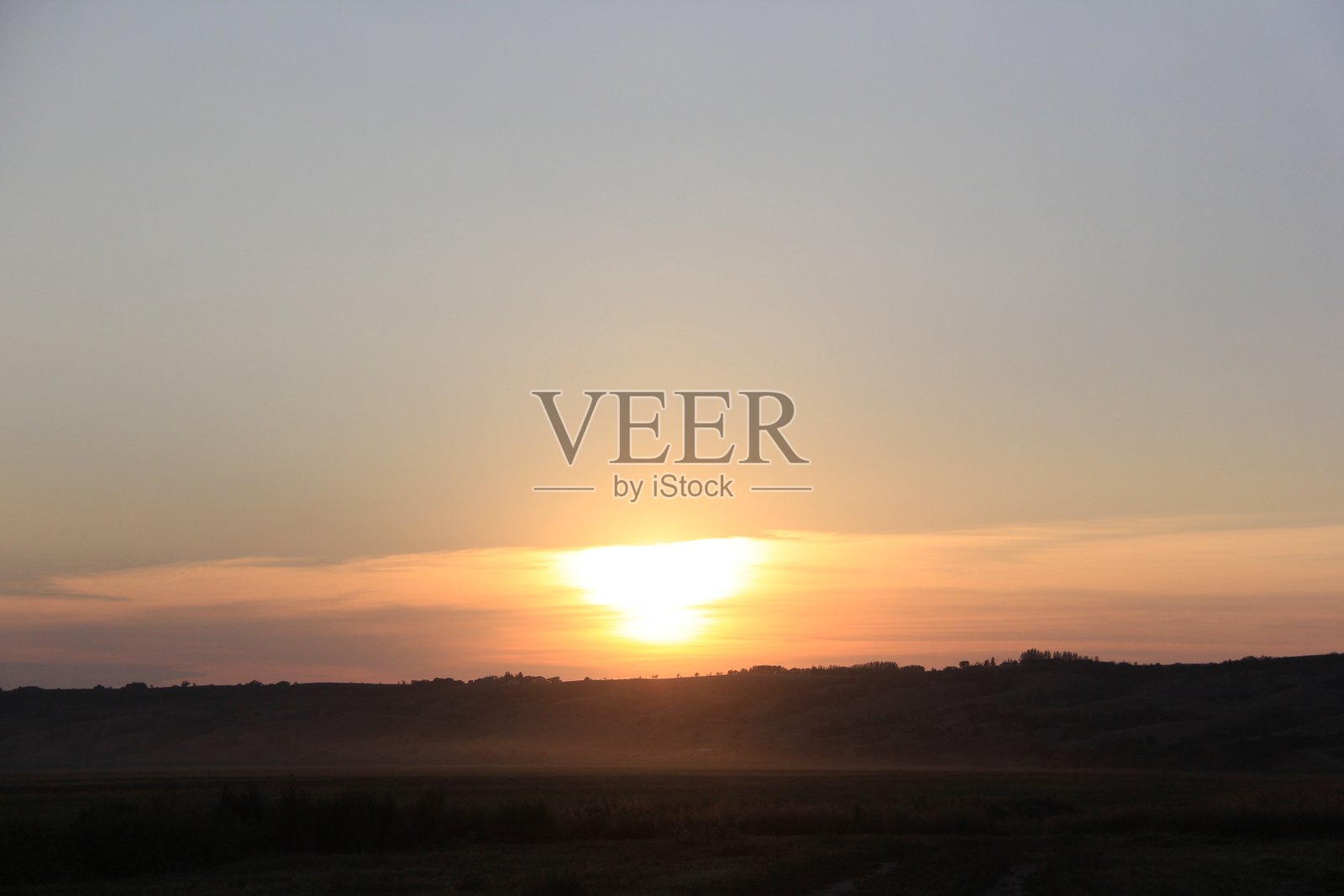 山谷中的傍晚天气与风景。照片摄影图片