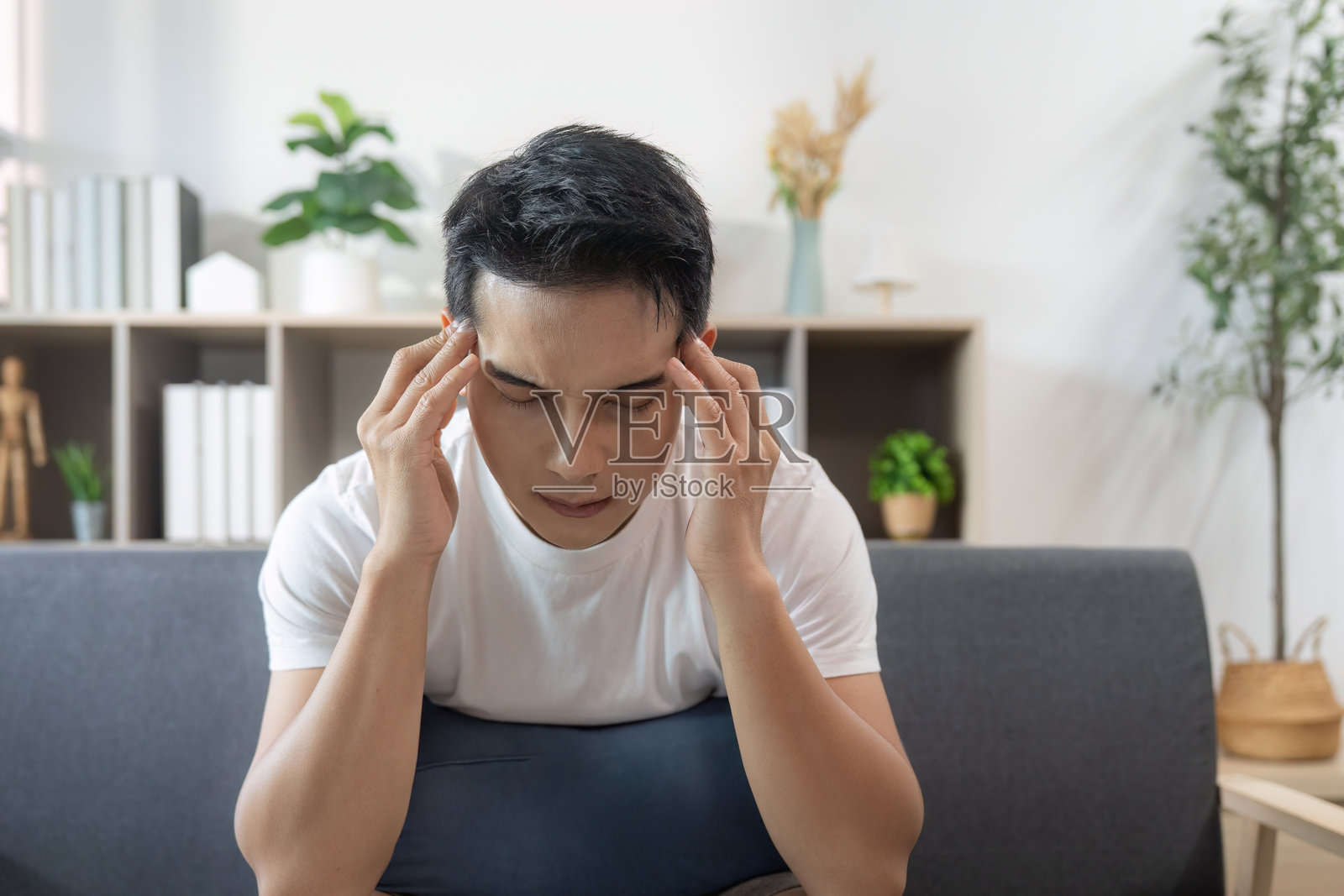 情感挣扎。年轻人在家中应对压力和焦虑。照片摄影图片