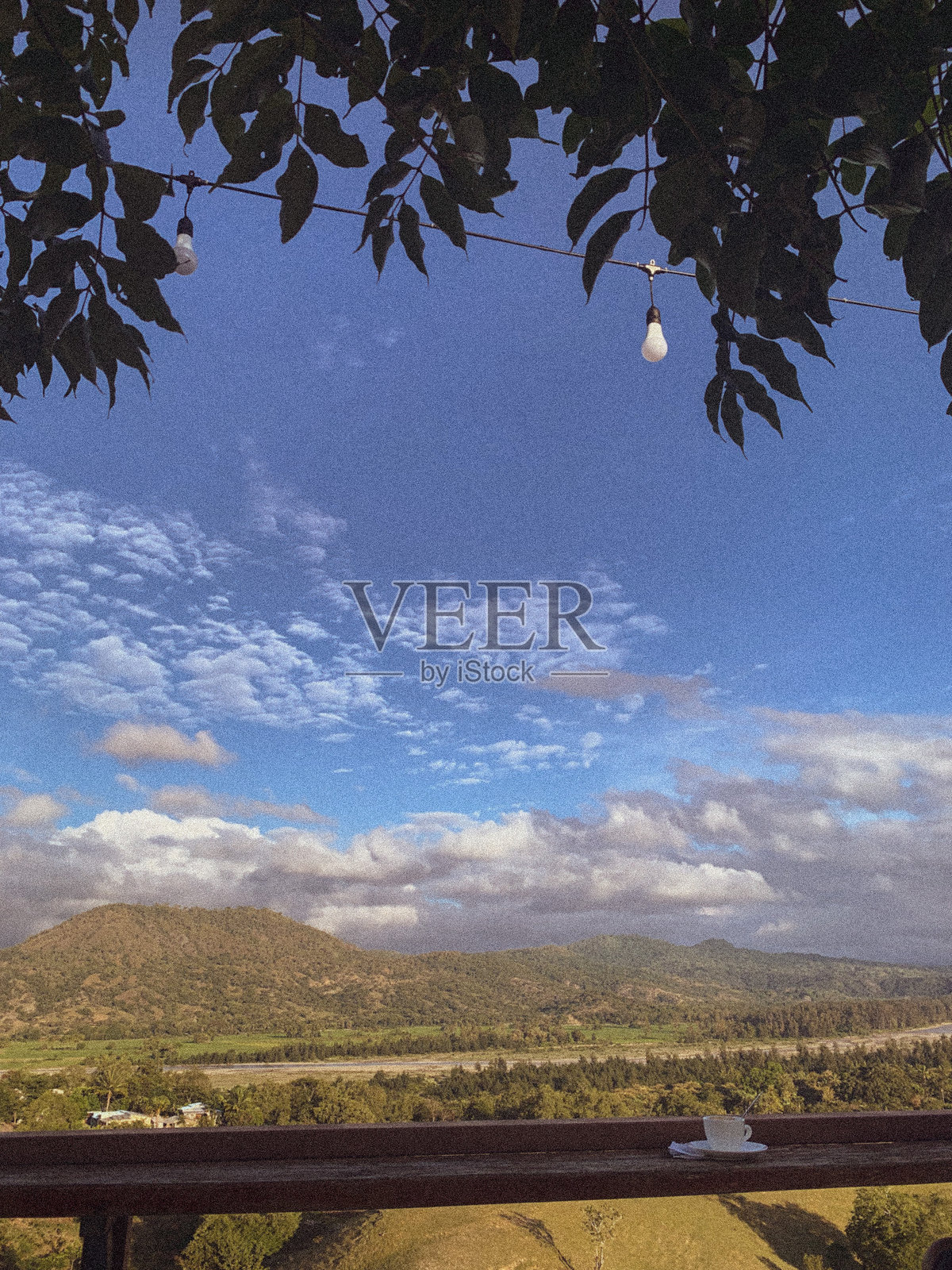 东帝汶的蓝天与咖啡杯下的美丽山景照片摄影图片