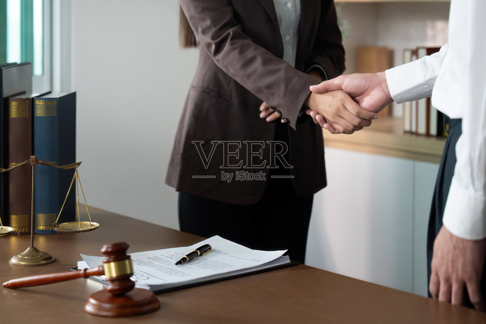 律师与客户通过握手完成合同的最终协议。照片摄影图片
