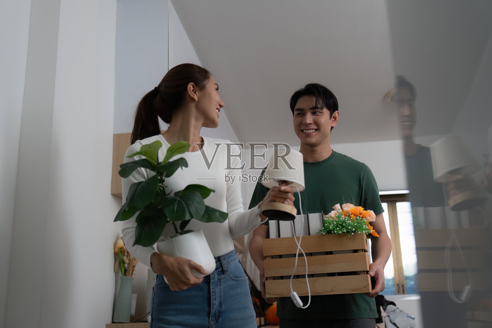 情侣用植物和花卉装饰新家照片摄影图片