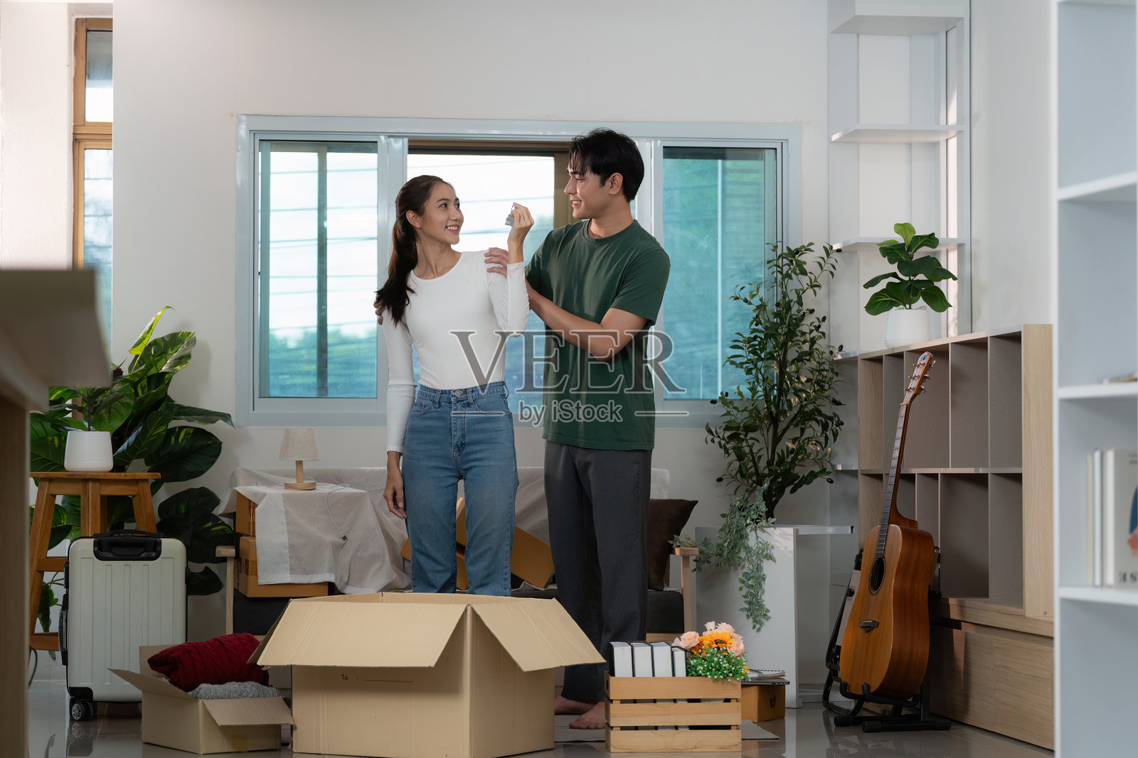 情侣在现代家居中庆祝拆包过程照片摄影图片