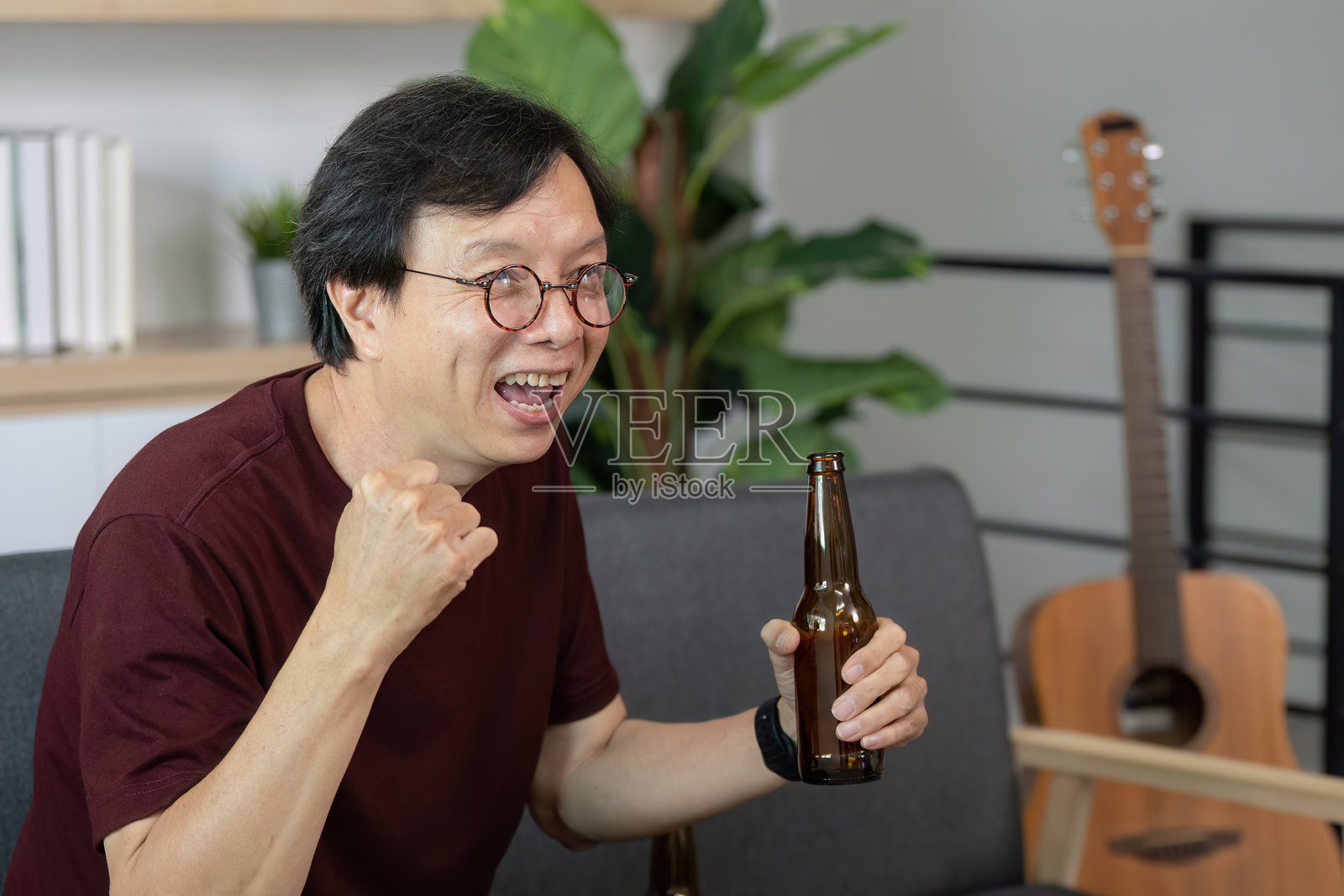 足球胜利。快乐的男人手持饮料庆祝进球。照片摄影图片