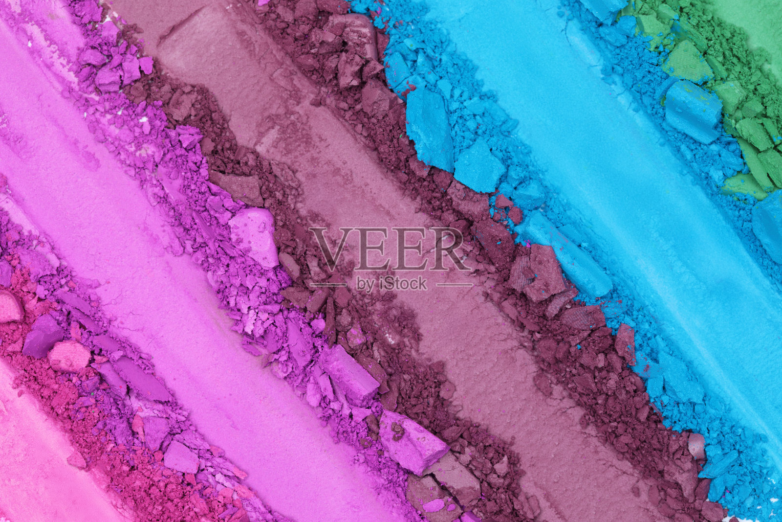 破损和碎裂的眼影盘，刷痕的布局，特写背景，俯视图。化妆品概念样本照片摄影图片