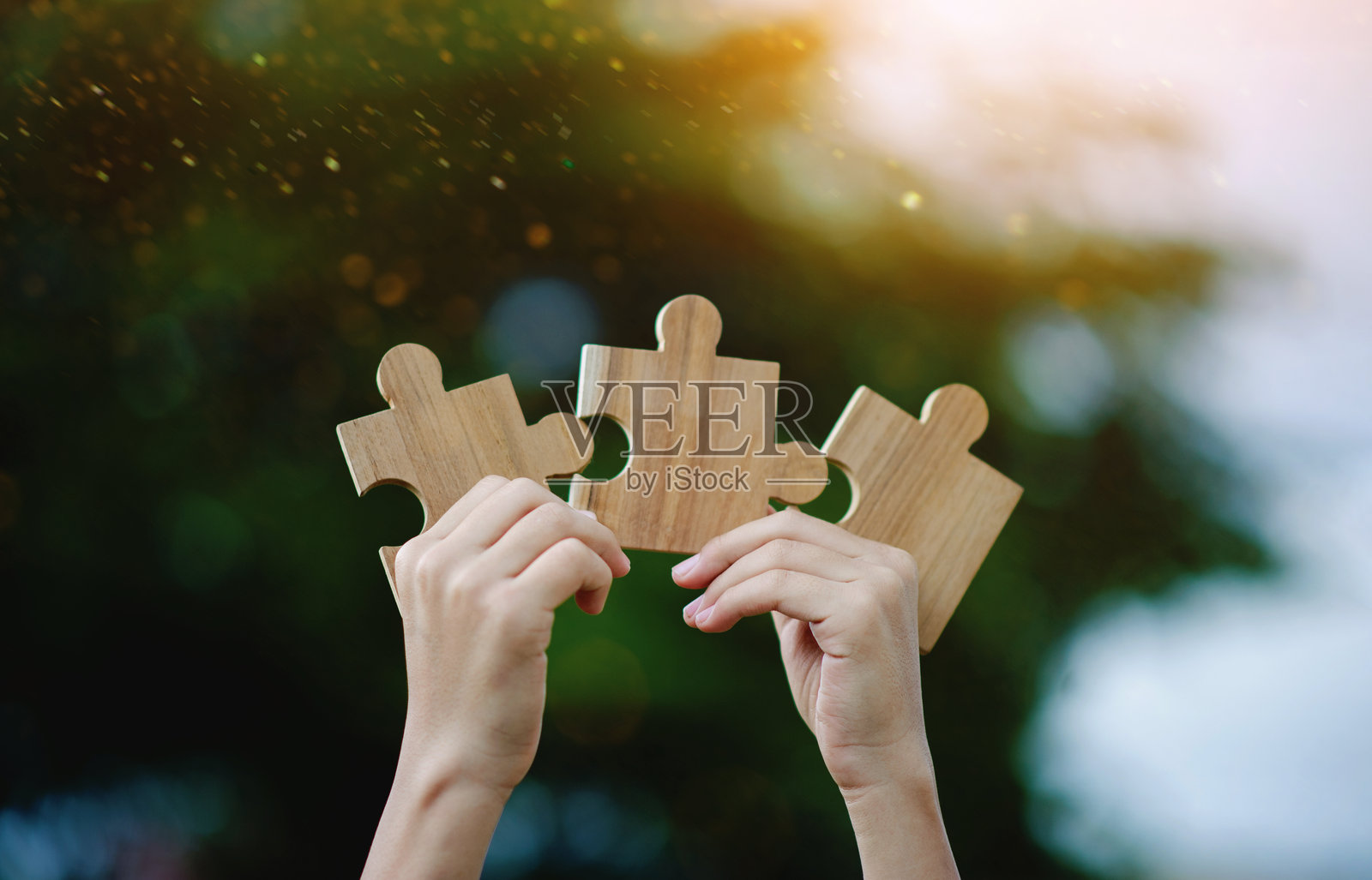 拼图游戏结合了合作与良好团队合作的力量，互相帮助并团结在一起。照片摄影图片