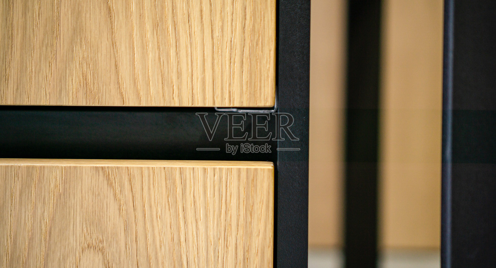 打开的抽屉柜，办公场所的木质桌子照片摄影图片