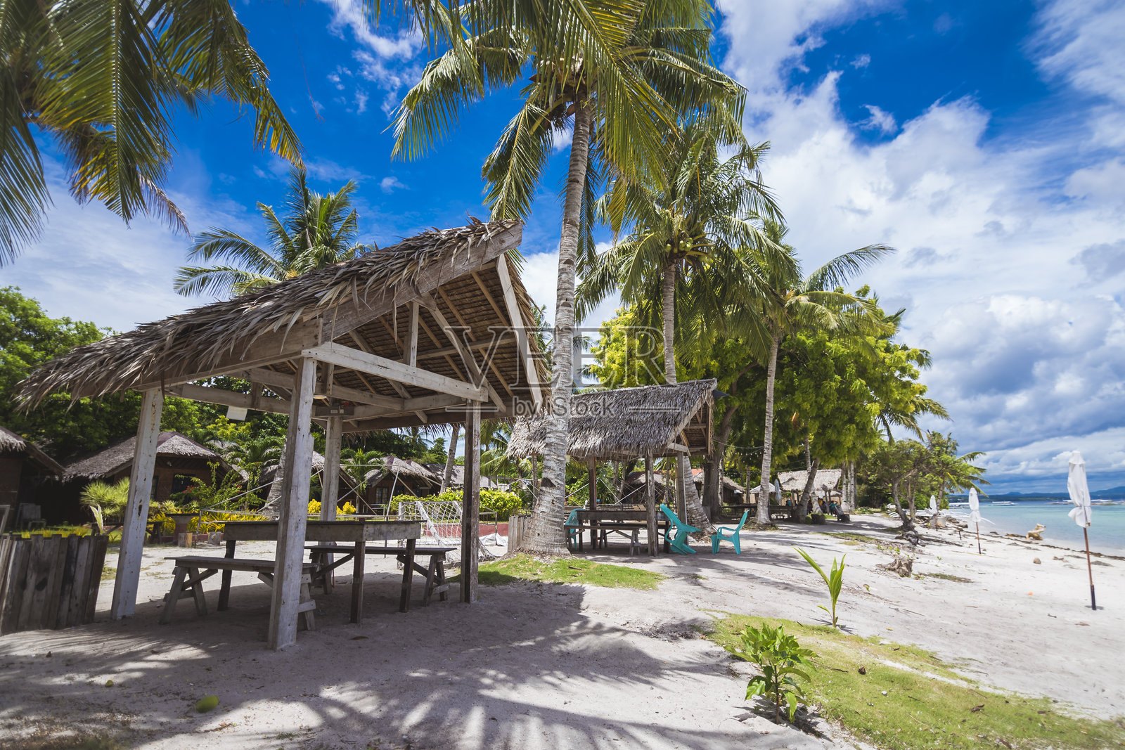 有尼帕屋顶的朴素小屋出租给想在海滩野餐的家庭。在菲律宾薄荷岛Panglao岛的Dumaluan海滩。照片摄影图片